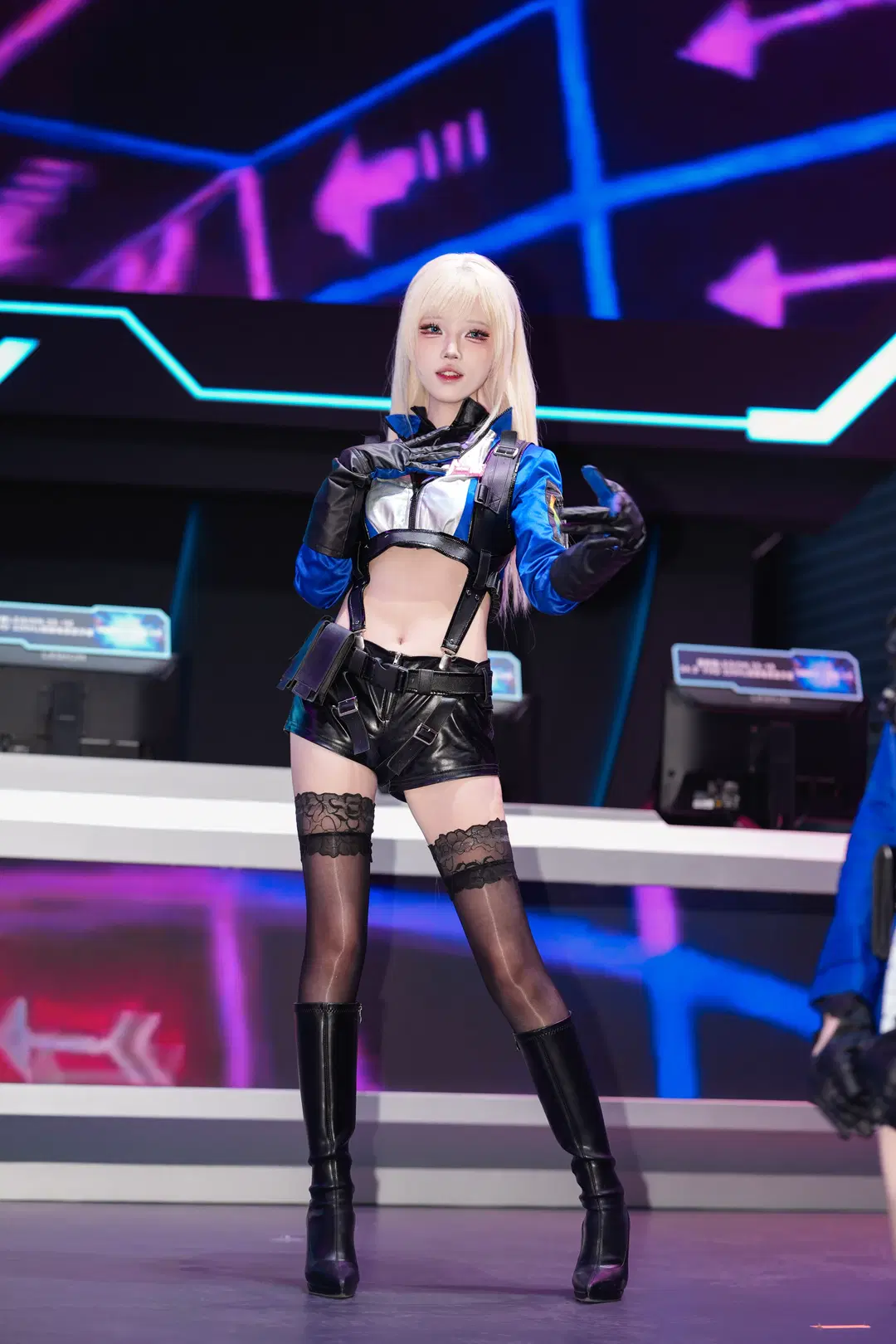 Blue-and-Black Leather Look at the ChinaJoy Booth: Maxed-Out Yujie Style with Black Stockings and Tall Boots