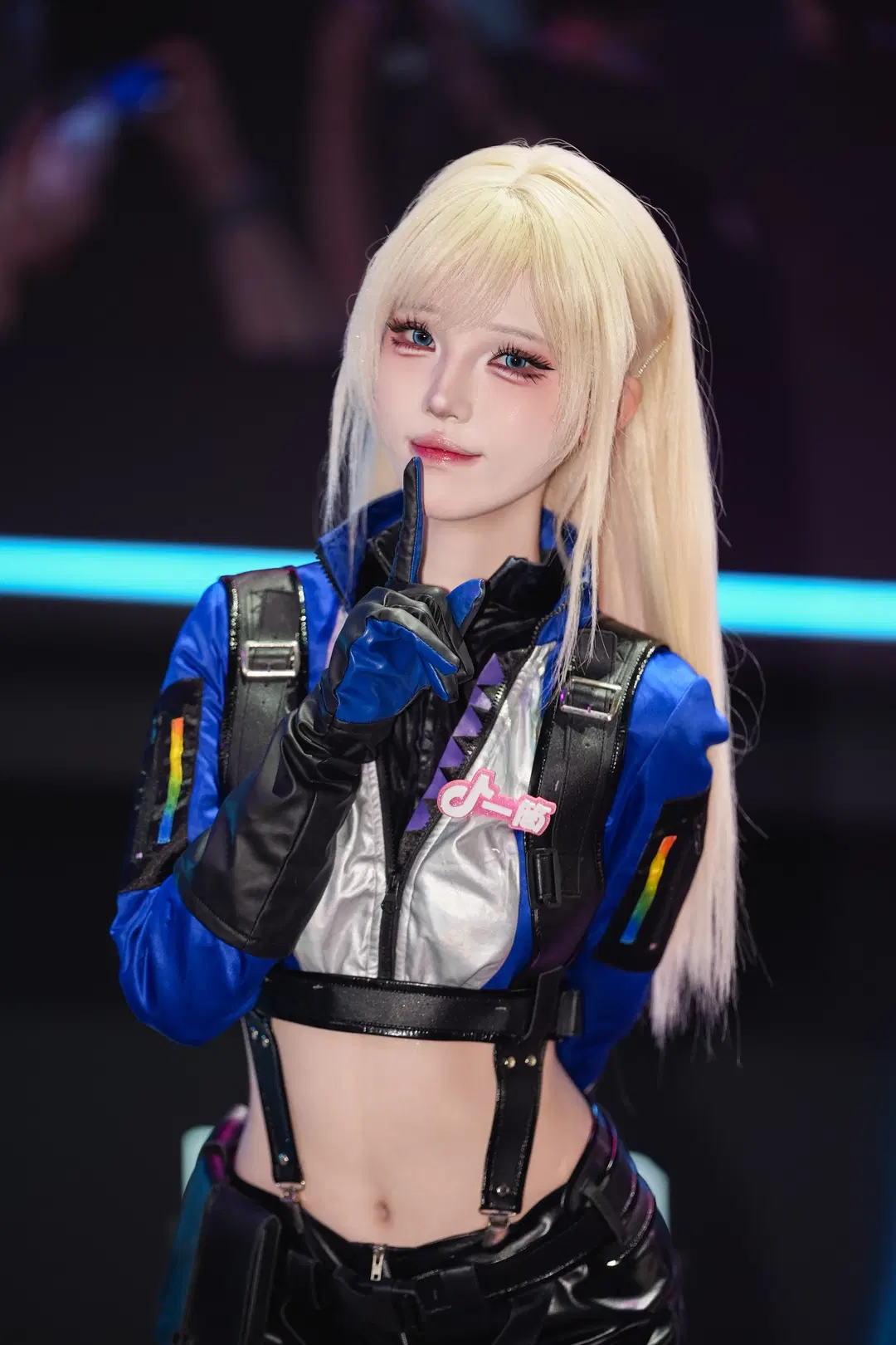 【チャイナジョイ】ブースを彩る青黒のレザー衣装、黒ストッキング×ロングブーツのお姉さん系スタイル全開！ - 青阳 - 3枚目