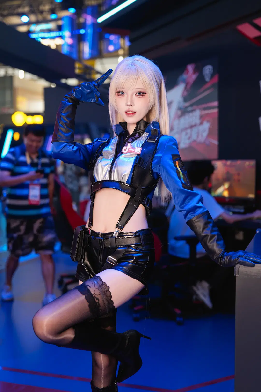 【チャイナジョイ】ブースを彩る青黒のレザー衣装、黒ストッキング×ロングブーツのお姉さん系スタイル全開！ - 青阳 - 4枚目