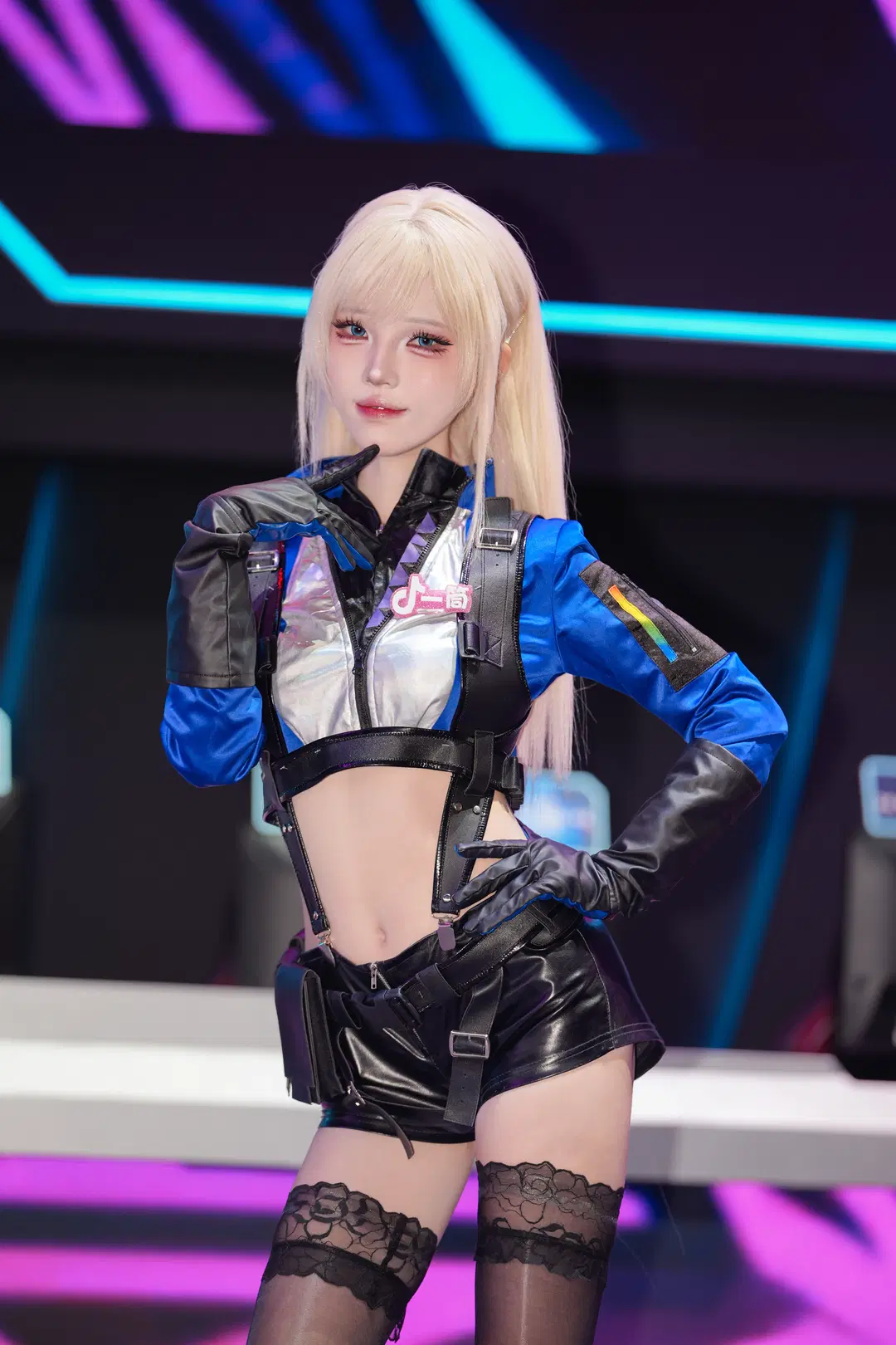 【チャイナジョイ】ブースを彩る青黒のレザー衣装、黒ストッキング×ロングブーツのお姉さん系スタイル全開！ - 青阳 - 5枚目