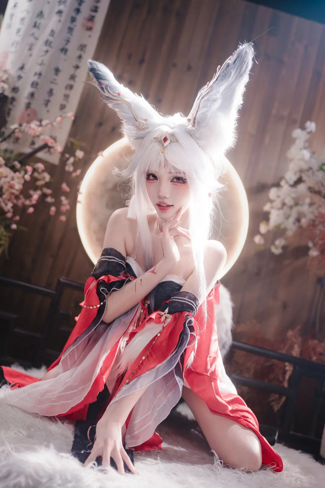 [Hsin cosplay] Wuthering Waves Hsin: Clash of Red, Black, and White with Fluffy Textures by 青阳 - Image 2