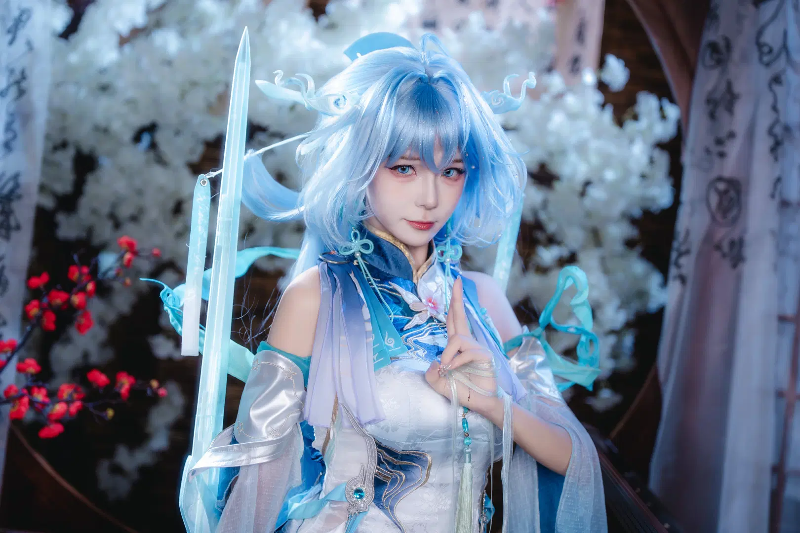 [Qingxiao cosplay] Wuthering Waves Qingxiao Wields Blade with Blue Hair: Sweeping Streamer Blends Cool Serenity and Fluid Vitality by 青阳 - Image 2