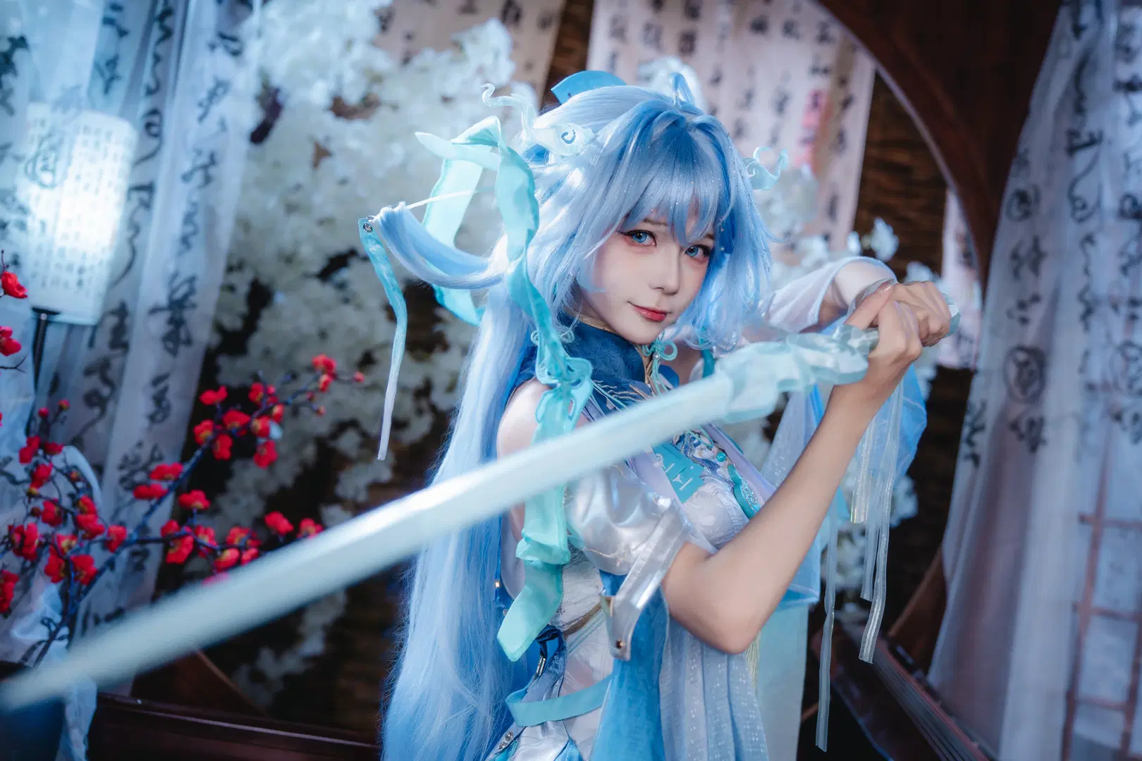 [Qingxiao cosplay] Wuthering Waves Qingxiao Wields Blade with Blue Hair: Sweeping Streamer Blends Cool Serenity and Fluid Vitality by 青阳 - Image 3