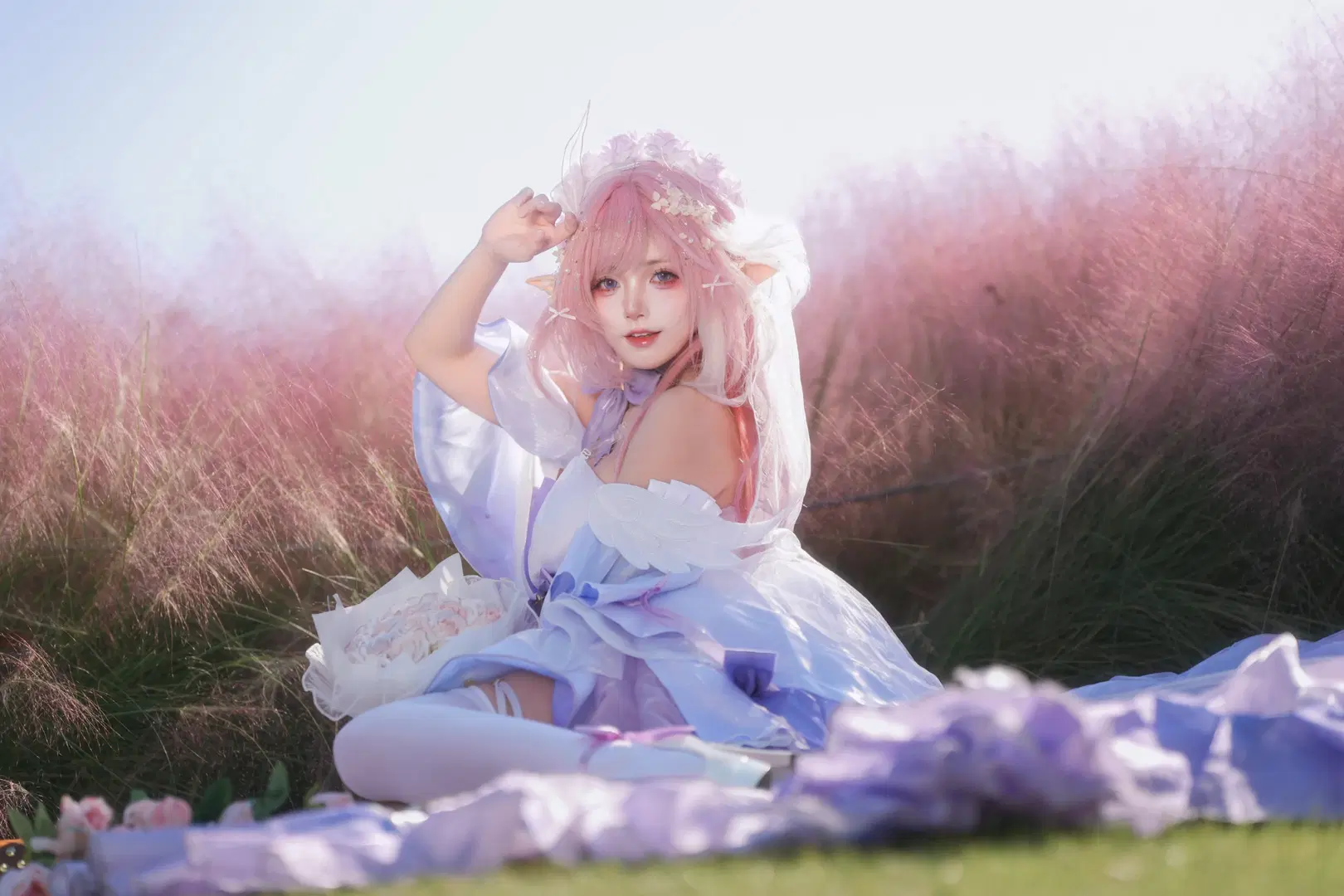 [Elysia Cosplay] Bridal Fairy Miss in a Sea of Pink Muhly Grass by 青阳 - Image 4