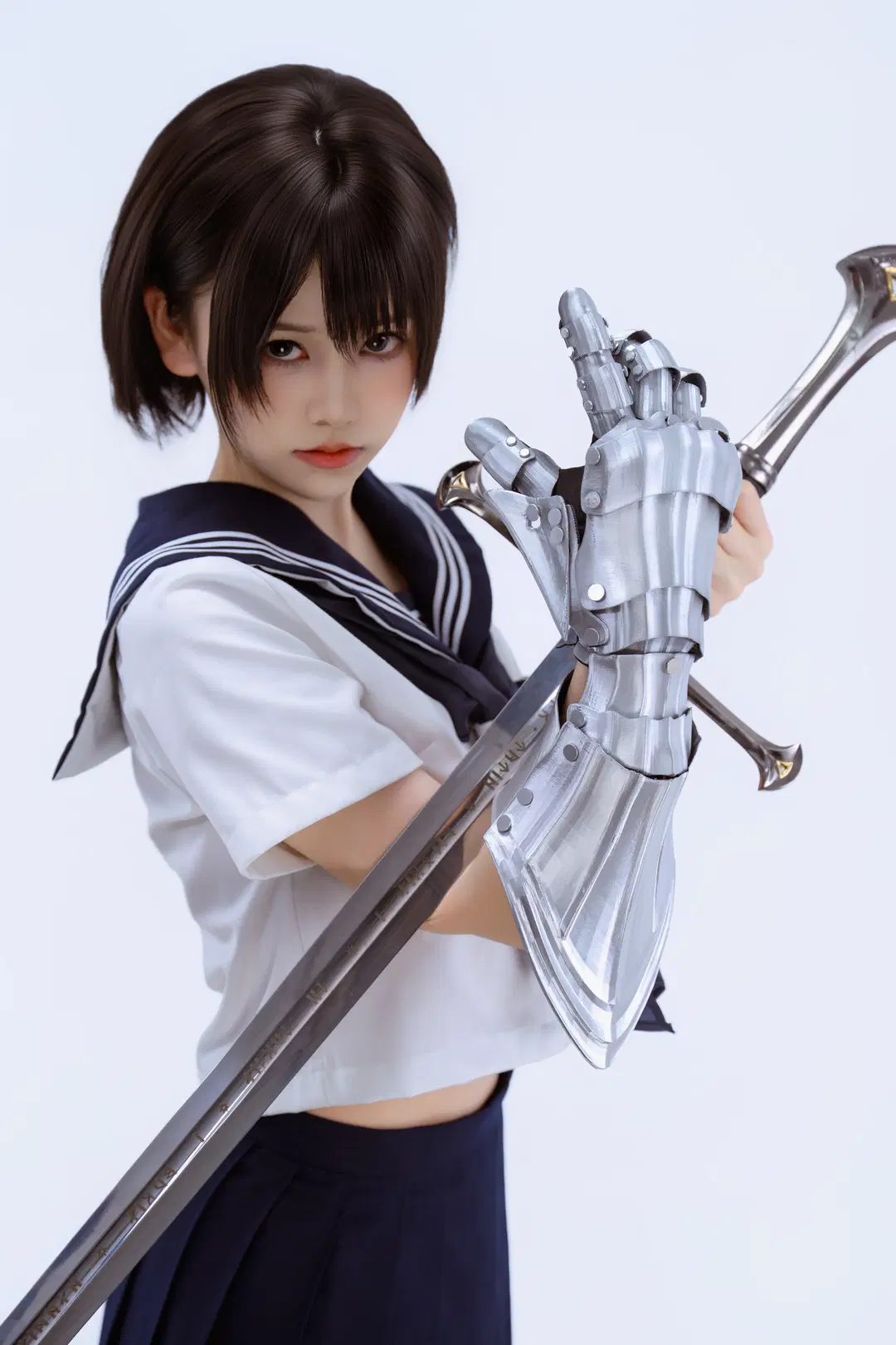 纯白棚里的少女暴君：水手服与枪剑的反差碰撞 - 就爱臭猴子（缺牙巴版） - 第10张