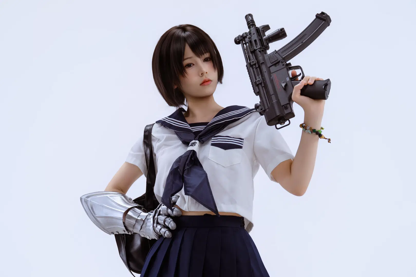 纯白棚里的少女暴君：水手服与枪剑的反差碰撞 - 就爱臭猴子（缺牙巴版） - 第2张