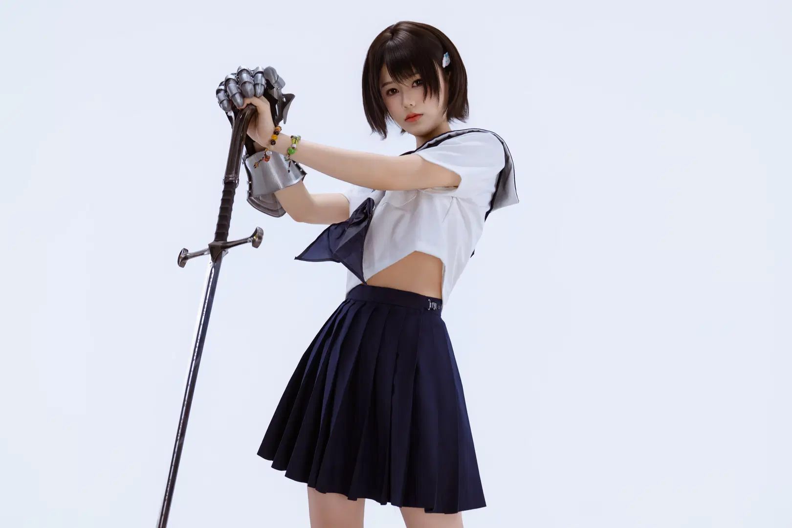 纯白棚里的少女暴君：水手服与枪剑的反差碰撞 - 就爱臭猴子（缺牙巴版） - 第3张