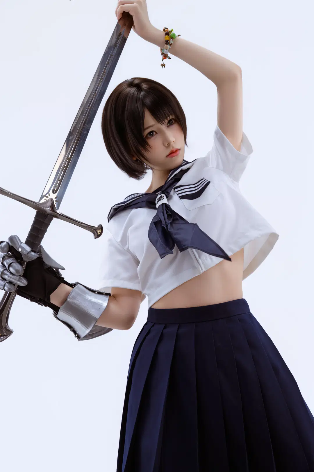 纯白棚里的少女暴君：水手服与枪剑的反差碰撞 - 就爱臭猴子（缺牙巴版） - 第4张