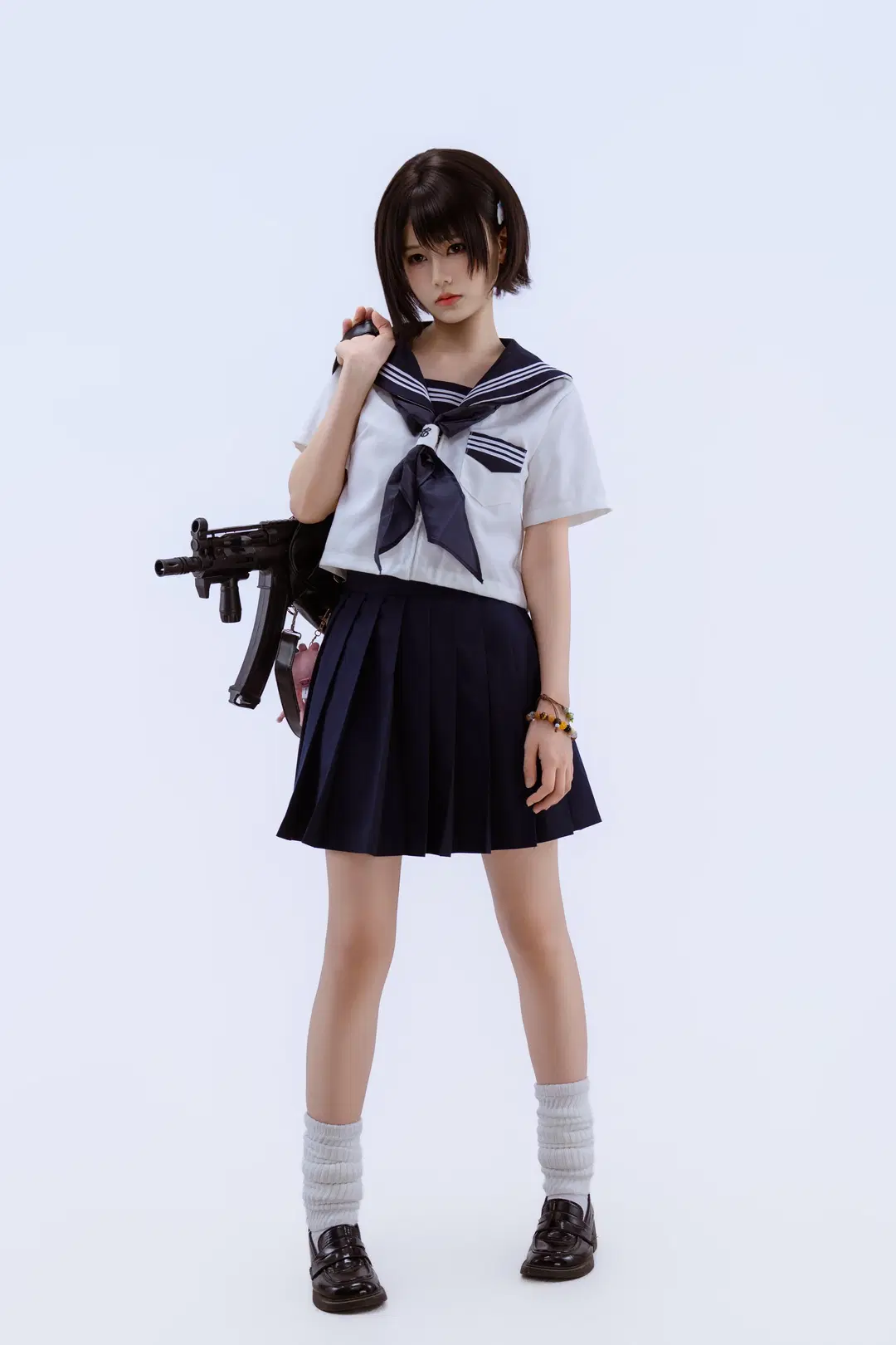 纯白棚里的少女暴君：水手服与枪剑的反差碰撞 - 就爱臭猴子（缺牙巴版） - 第6张