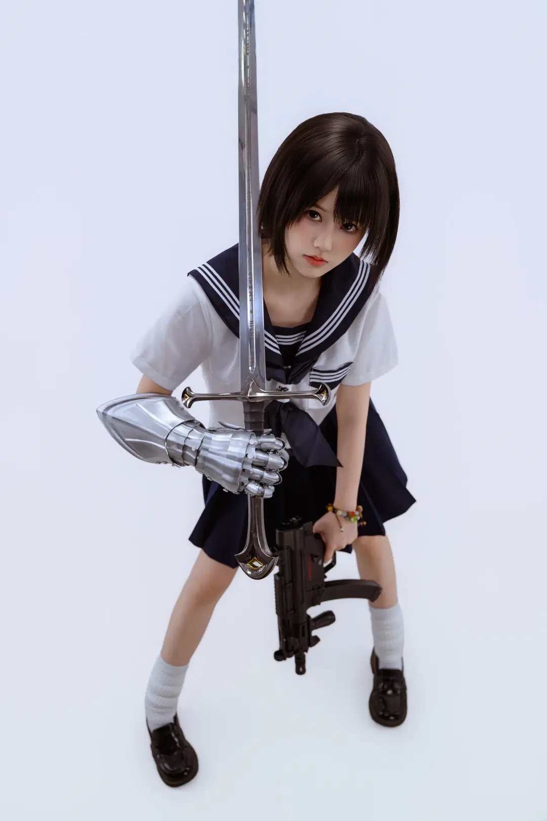 纯白棚里的少女暴君：水手服与枪剑的反差碰撞 - 就爱臭猴子（缺牙巴版） - 第7张