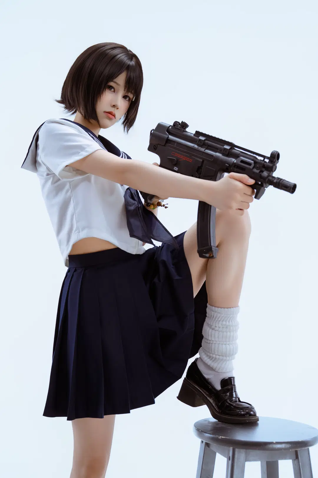 纯白棚里的少女暴君：水手服与枪剑的反差碰撞 - 就爱臭猴子（缺牙巴版） - 第8张