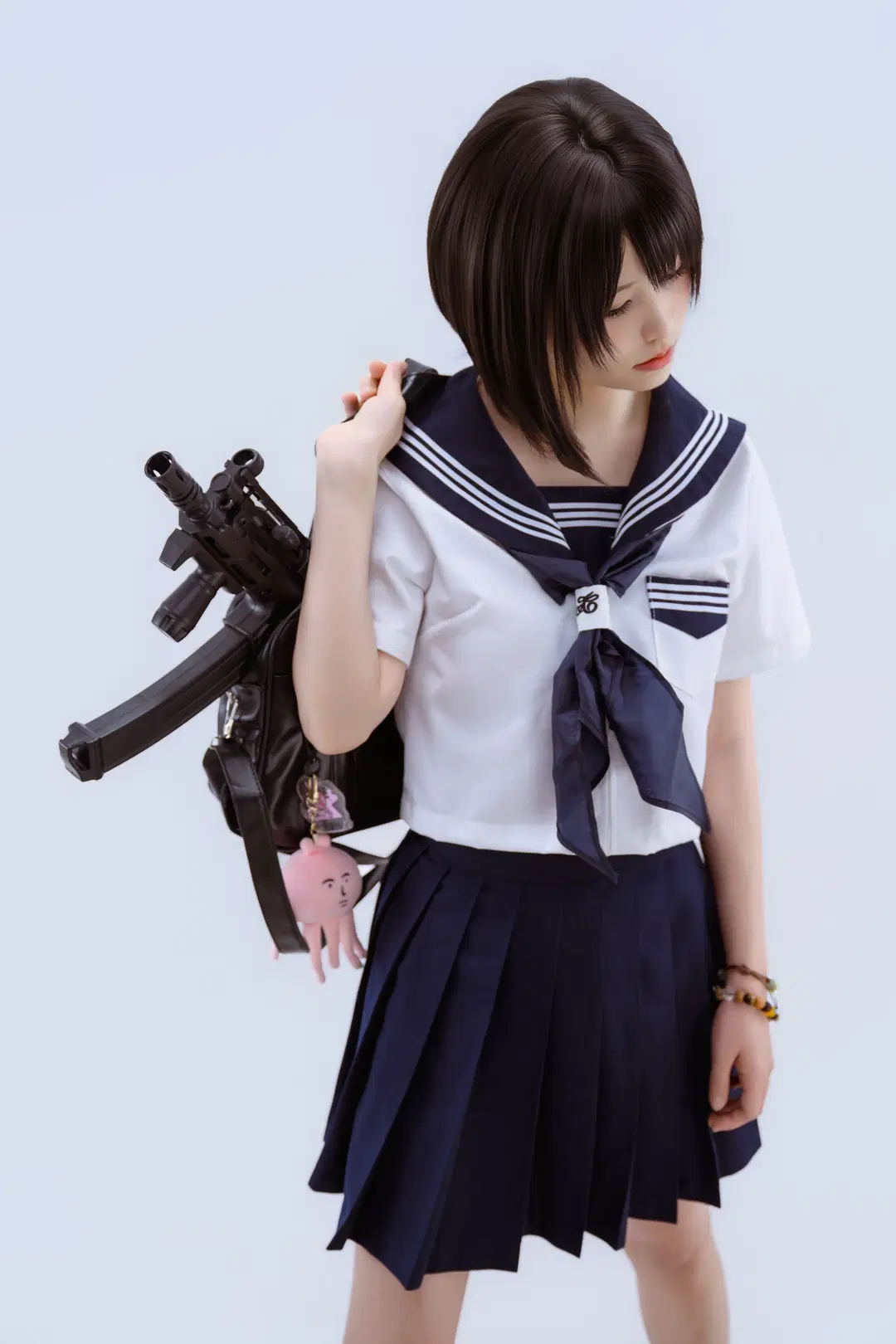 纯白棚里的少女暴君：水手服与枪剑的反差碰撞 - 就爱臭猴子（缺牙巴版） - 第9张