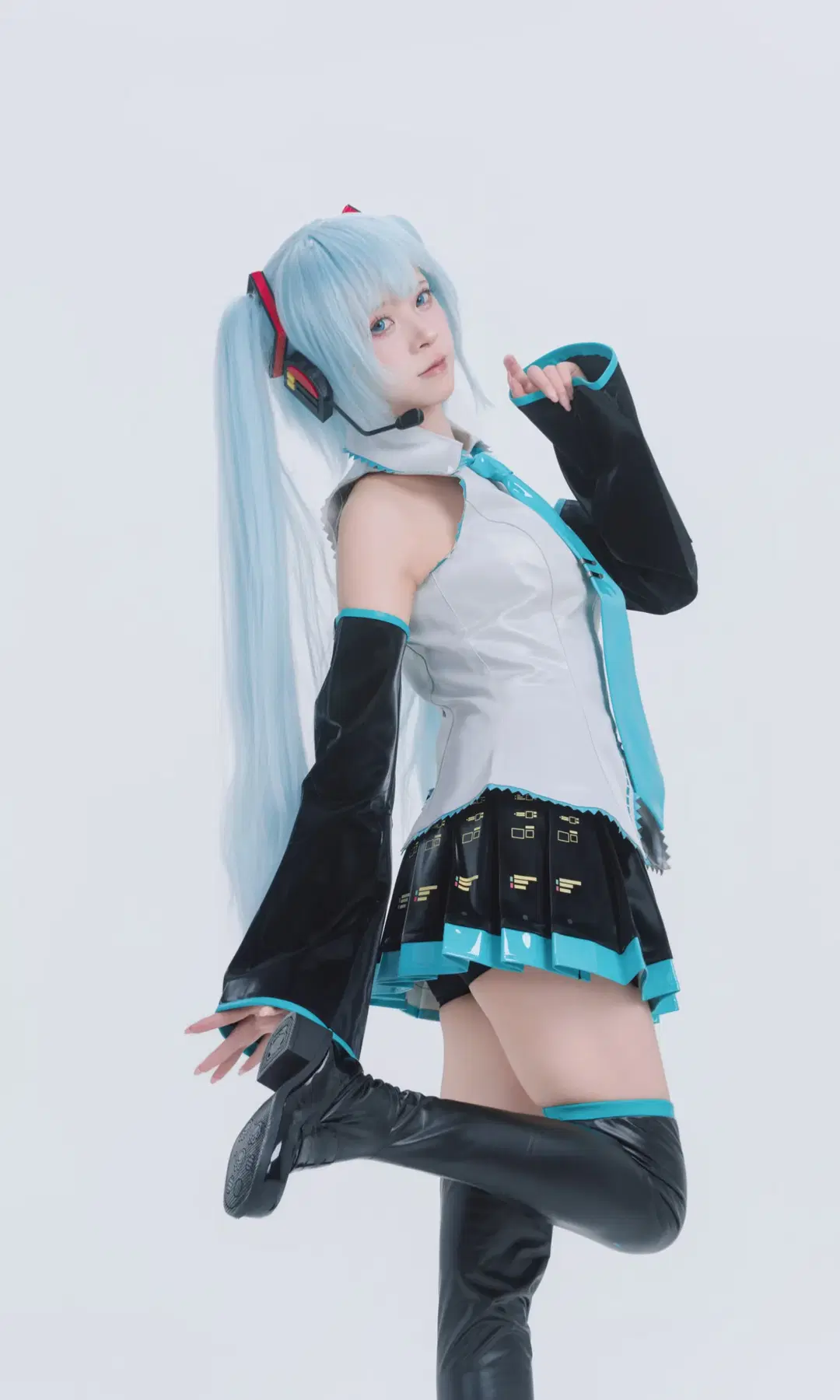 【初音ミク コスプレ】青髪ツインテールと電子音が紡ぐ未来感の衝突 - TimeAfterTime_ - 3枚目