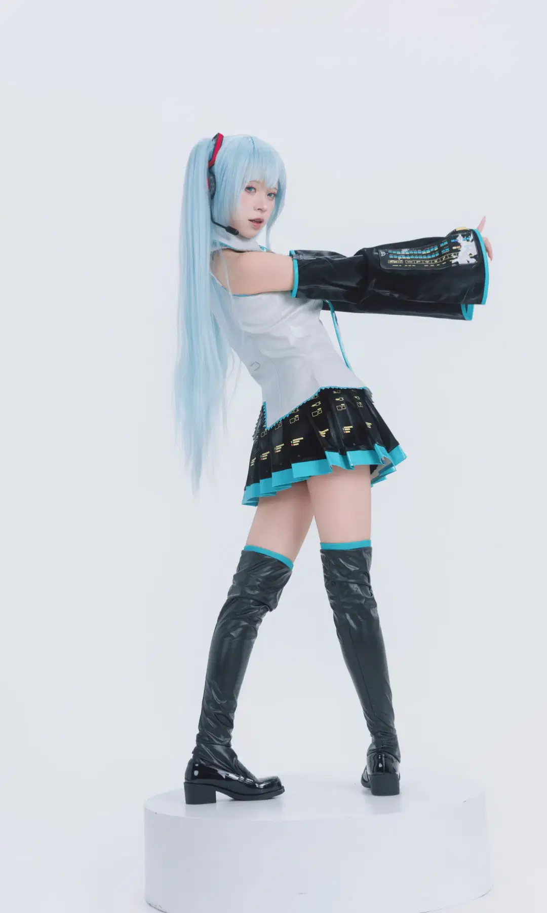 【初音ミク コスプレ】青髪ツインテールと電子音が紡ぐ未来感の衝突 - TimeAfterTime_ - 4枚目
