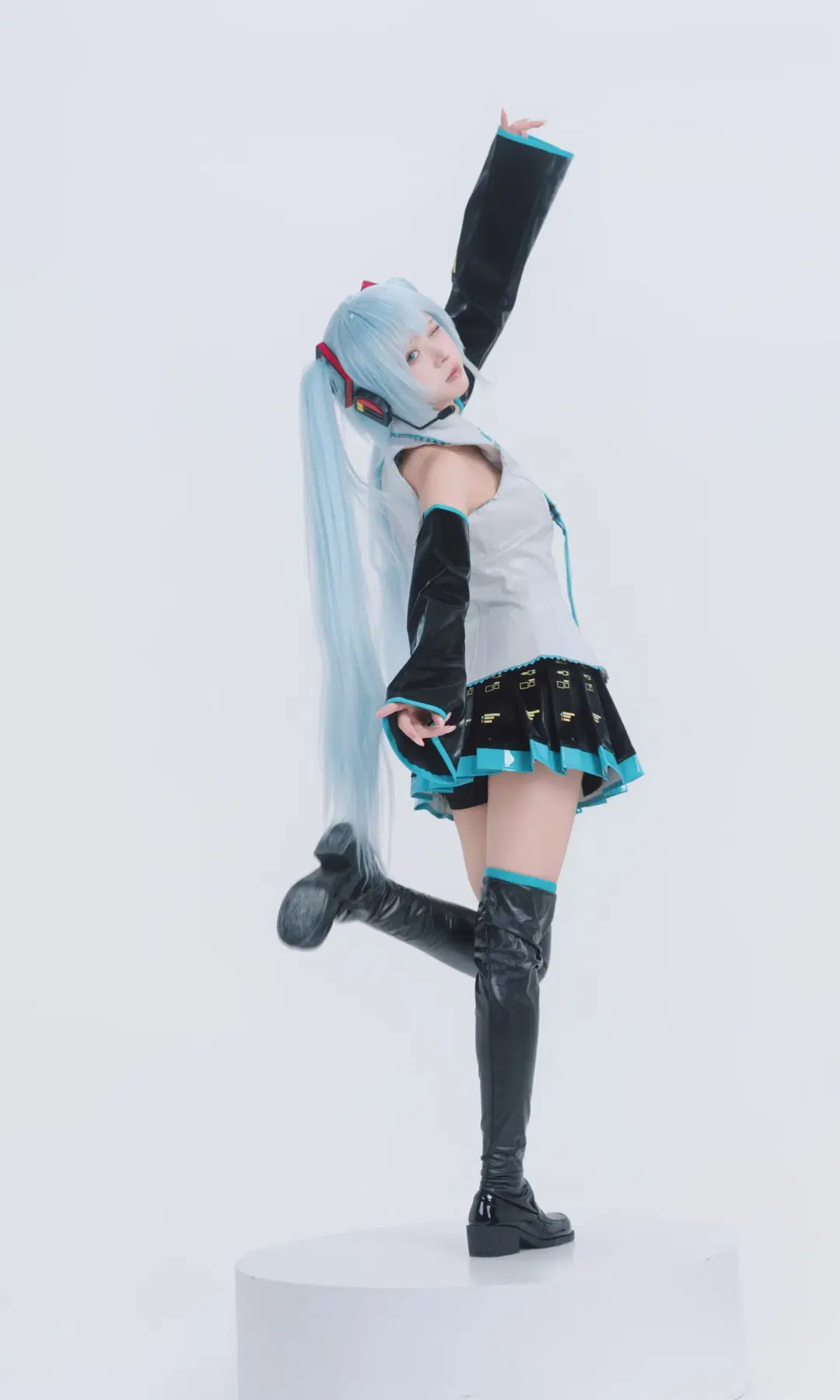 【初音ミク コスプレ】青髪ツインテールと電子音が紡ぐ未来感の衝突 - TimeAfterTime_ - 5枚目