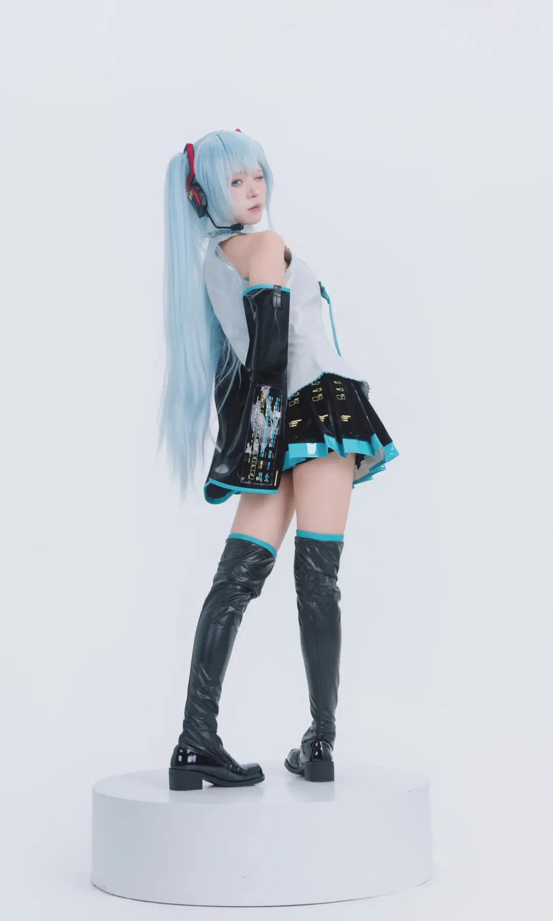 【初音ミク コスプレ】青髪ツインテールと電子音が紡ぐ未来感の衝突 - TimeAfterTime_ - 6枚目