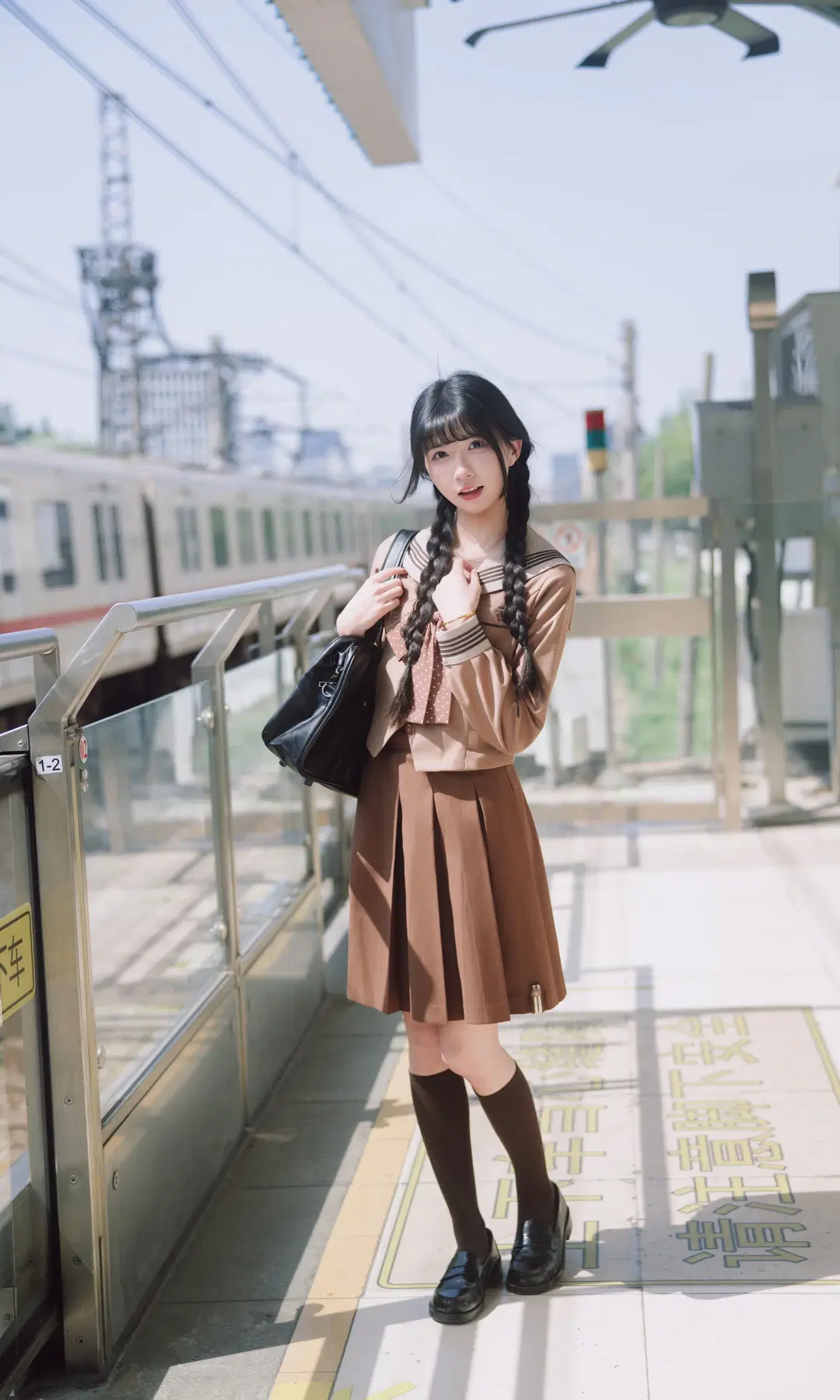 秋日焦糖色系制服寫真，車站裡的日系氛圍感 - TimeAfterTime_ - 第3張