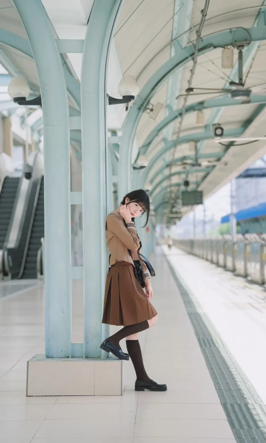 秋日焦糖色系制服写真，车站里的日系氛围感