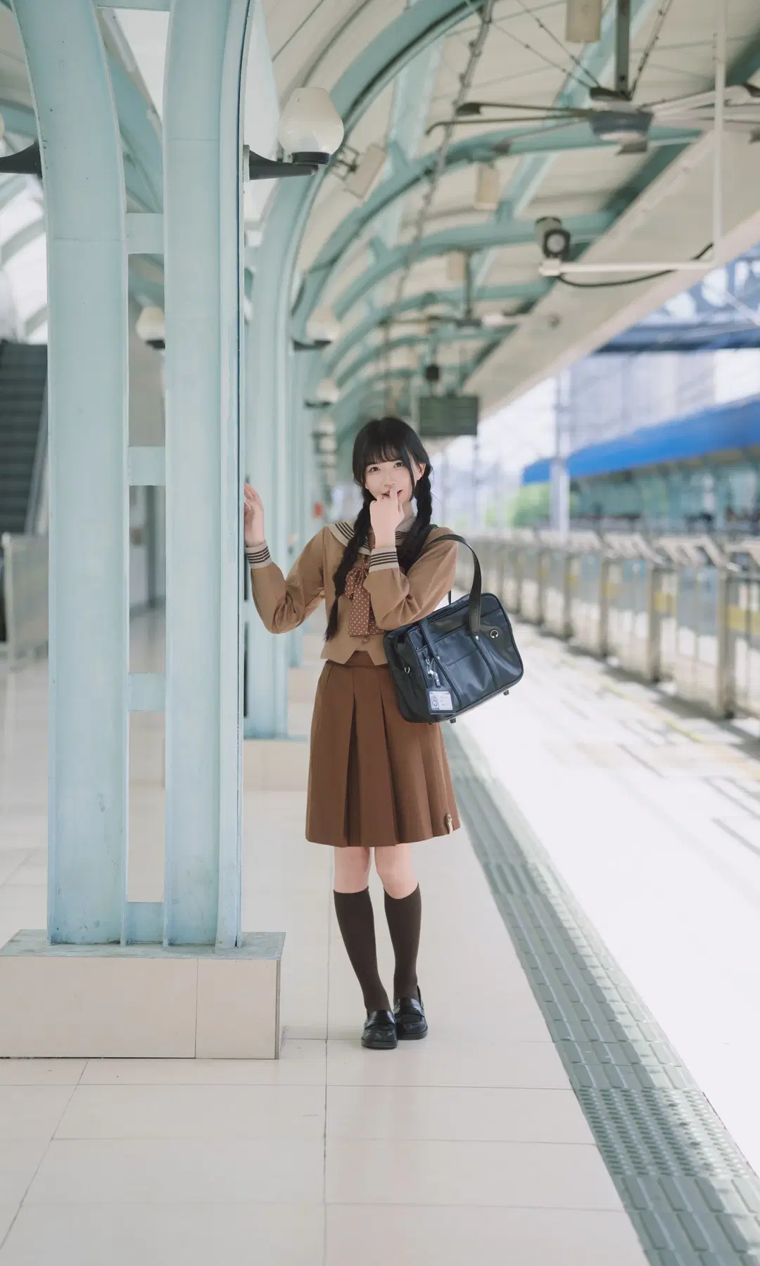 秋日焦糖色系制服寫真，車站裡的日系氛圍感 - TimeAfterTime_ - 第5張