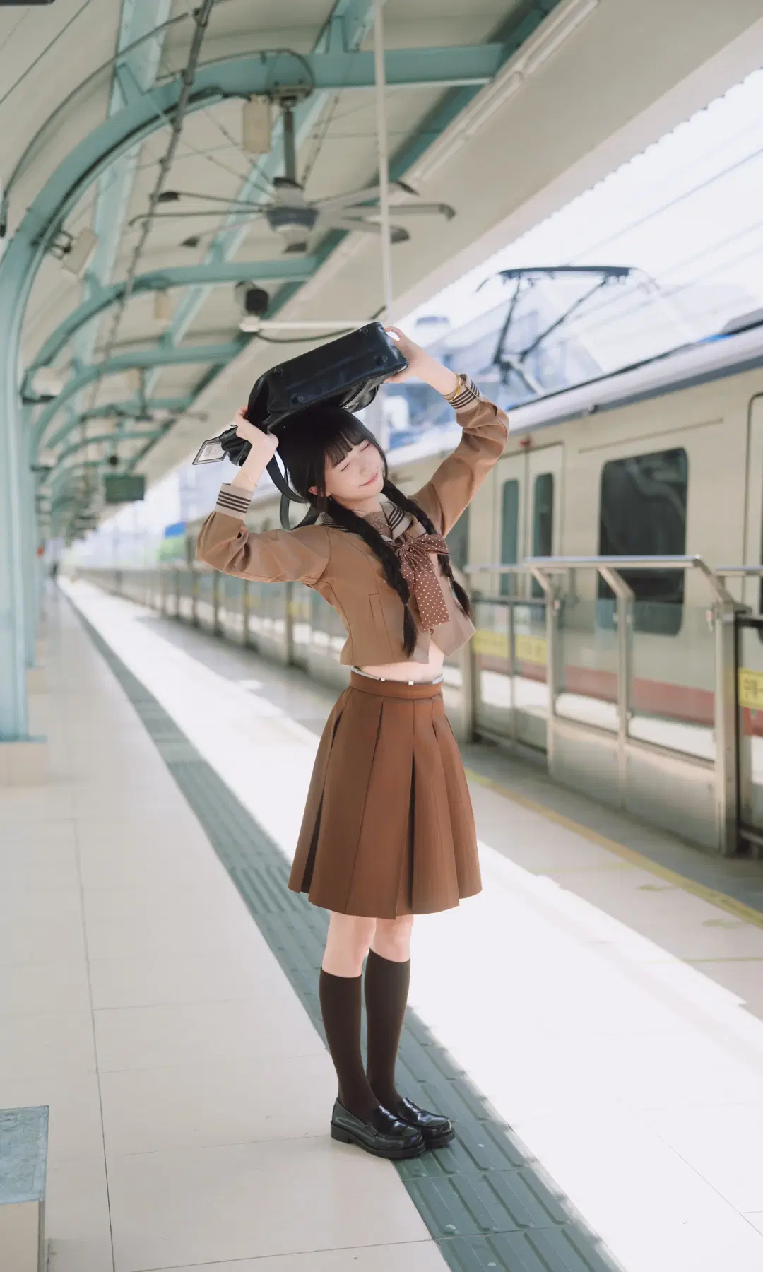 秋日焦糖色系制服寫真，車站裡的日系氛圍感 - TimeAfterTime_ - 第6張