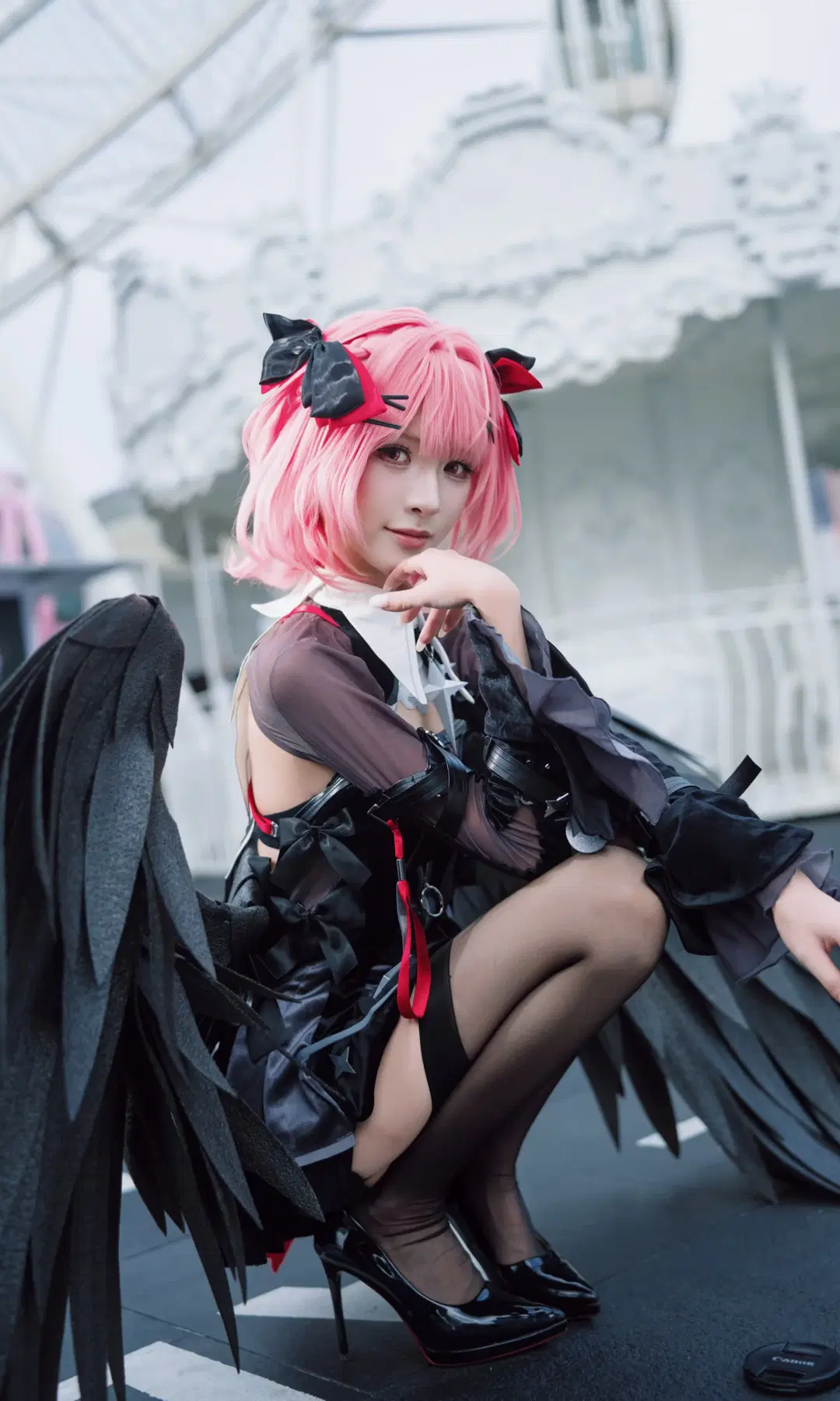 【レミエール コスプレ】『ゼンレスゾーンゼロ』の新たな嫁、黒き翼とピンク髪が織りなす視覚の衝突 - TimeAfterTime_ - 4枚目