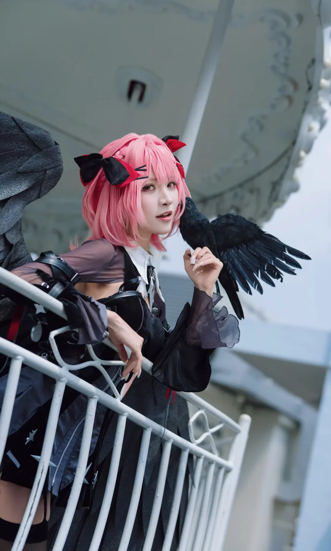 【レミエール コスプレ】『ゼンレスゾーンゼロ』の新たな嫁、黒き翼とピンク髪が織りなす視覚の衝突 - TimeAfterTime_ - 5枚目