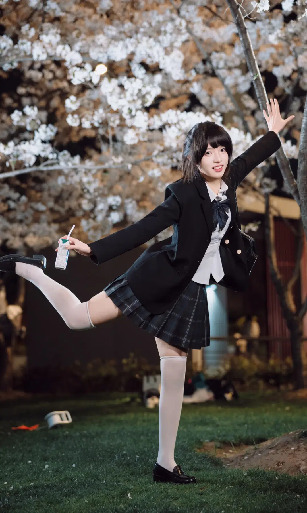 夜晚樱花树下的JK制服写真 白丝过膝袜拿捏清冷与青春氛围感 - TimeAfterTime_ - 第2张