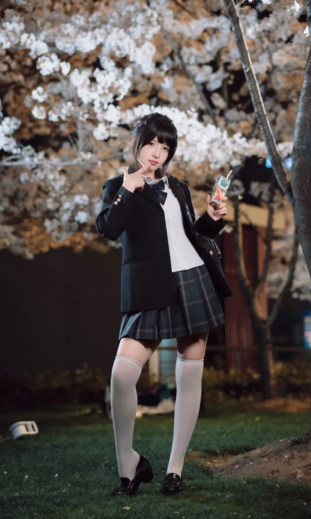 夜晚樱花树下的JK制服写真 白丝过膝袜拿捏清冷与青春氛围感 - TimeAfterTime_ - 第3张