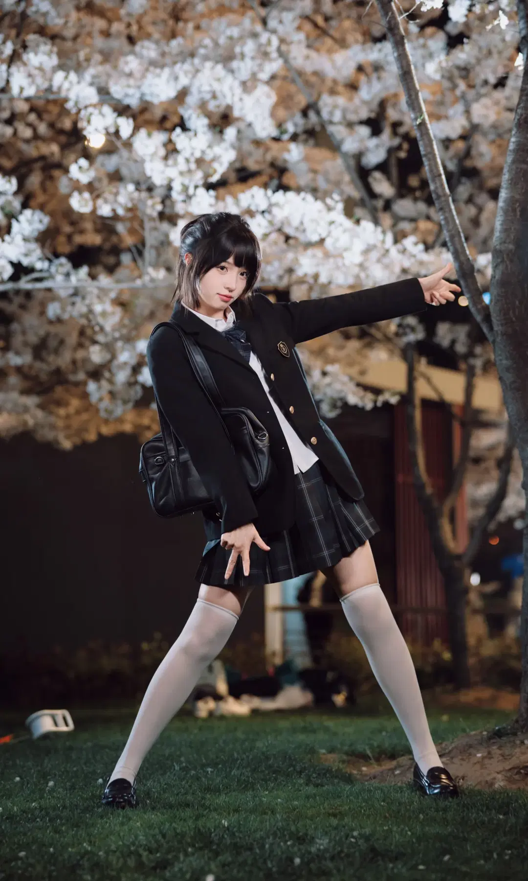 夜晚樱花树下的JK制服写真 白丝过膝袜拿捏清冷与青春氛围感 - TimeAfterTime_ - 第4张