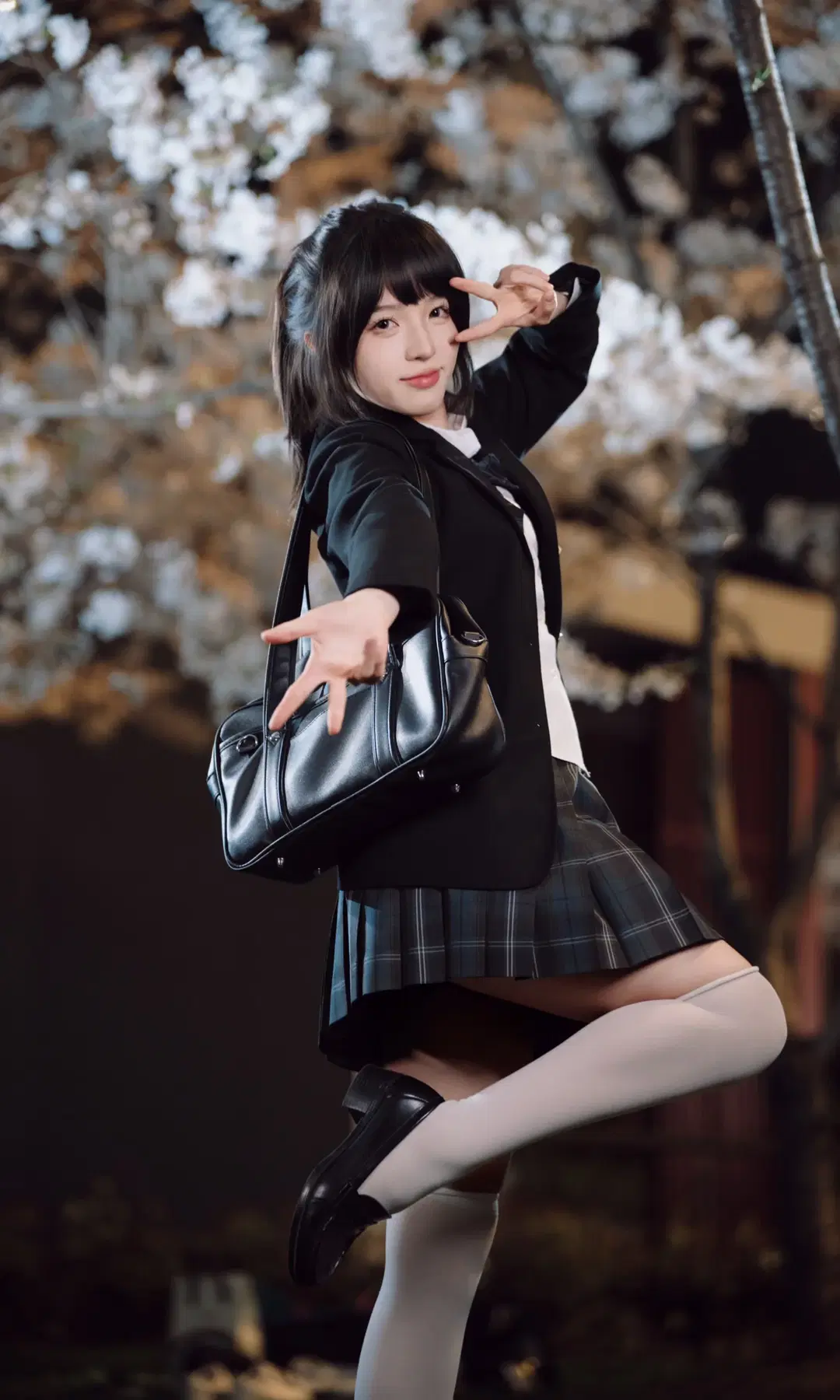 夜晚樱花树下的JK制服写真 白丝过膝袜拿捏清冷与青春氛围感 - TimeAfterTime_ - 第5张