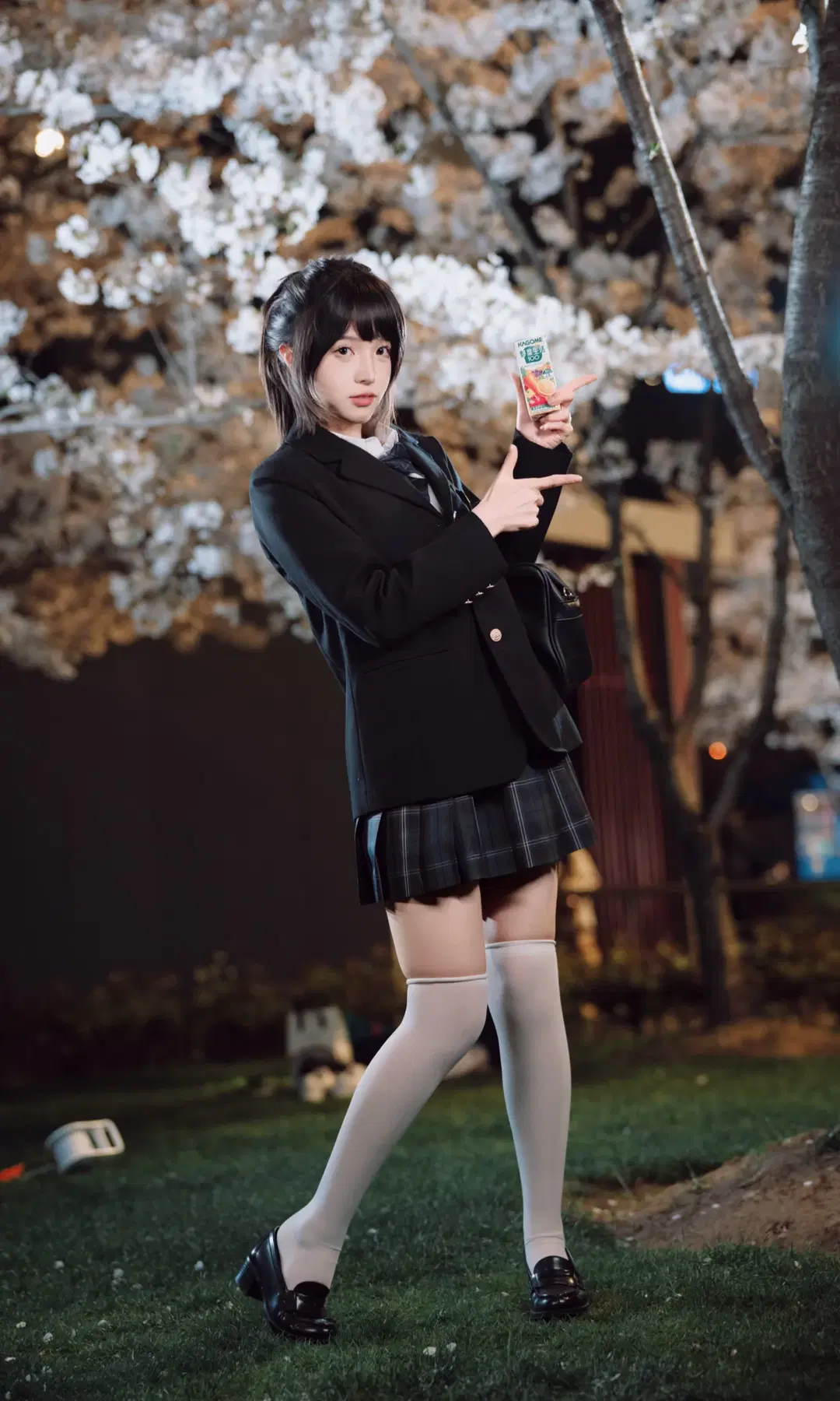 夜晚樱花树下的JK制服写真 白丝过膝袜拿捏清冷与青春氛围感 - TimeAfterTime_ - 第6张