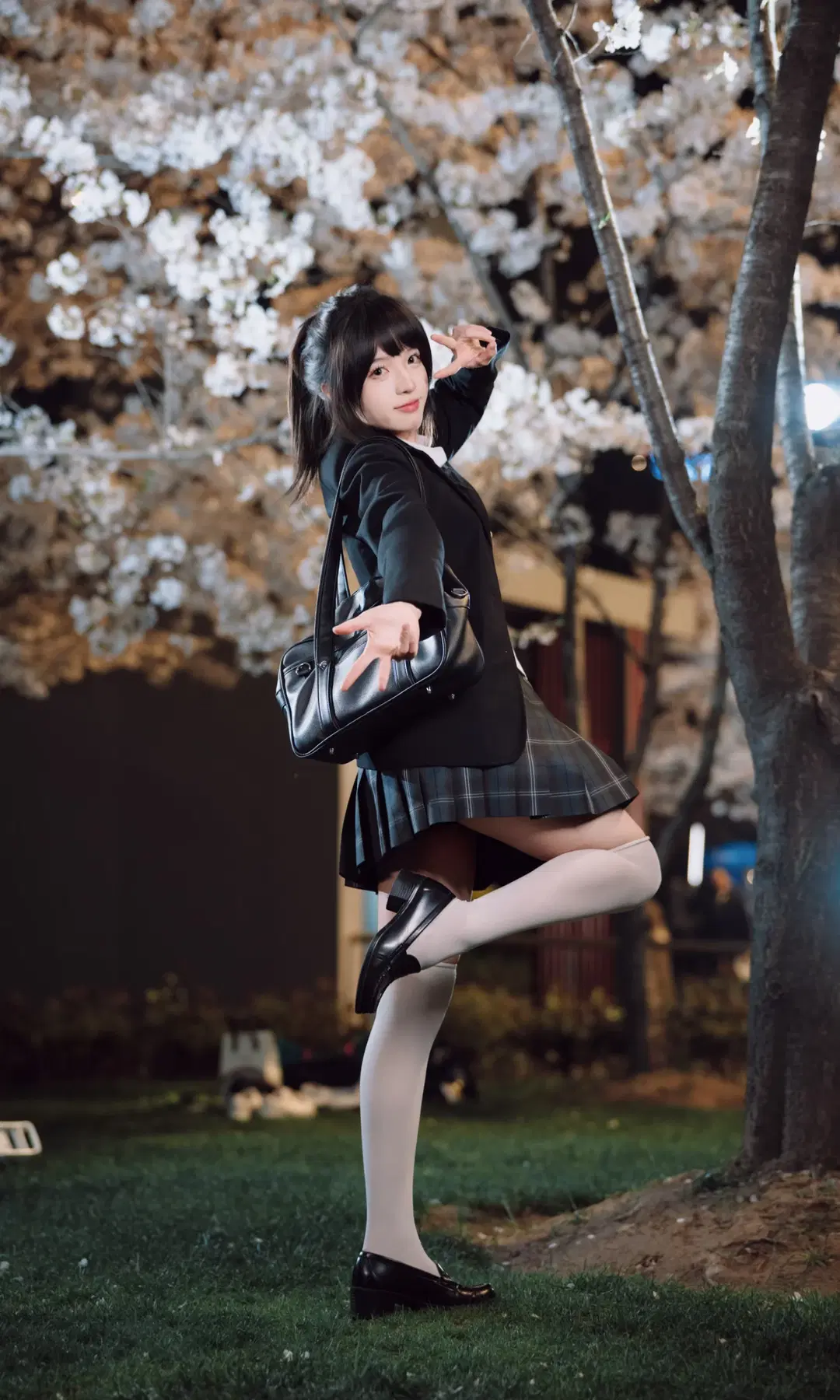 夜晚樱花树下的JK制服写真 白丝过膝袜拿捏清冷与青春氛围感 - TimeAfterTime_ - 第7张