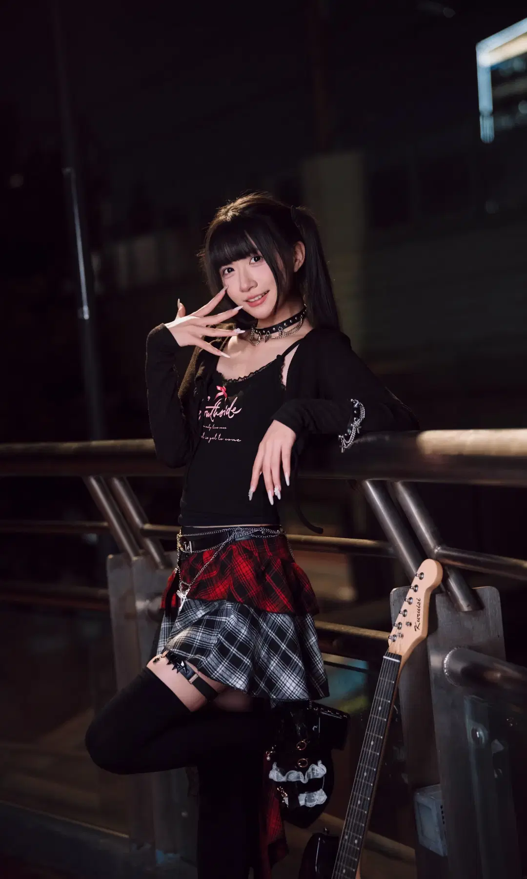 夜巷赛博朋克风摇滚少女，千禧年日系街头摄影