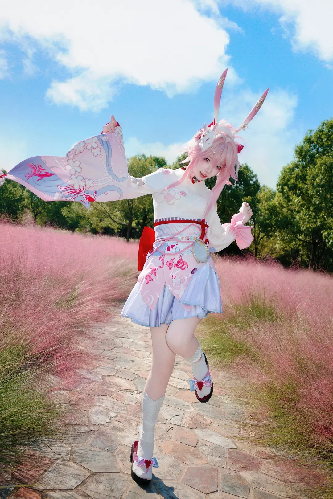 崩坏星穹铁道绯英cos，顾村公园粉黛花海中的元气少女