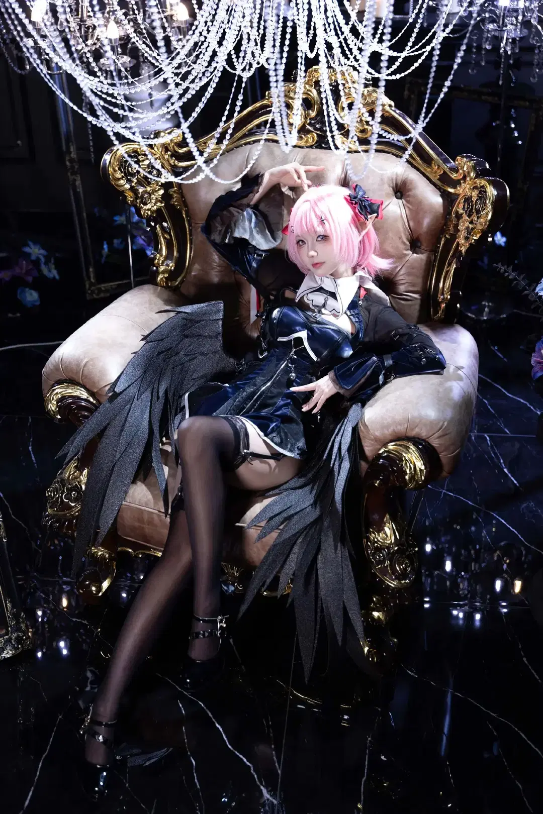 【レミエール コスプレ】ゼンレスゾーンゼロ ダークスタイル、革衣装と黒ストッキングが織りなすクラシックソファとの衝突 - 青空（棚拍版） - 2枚目