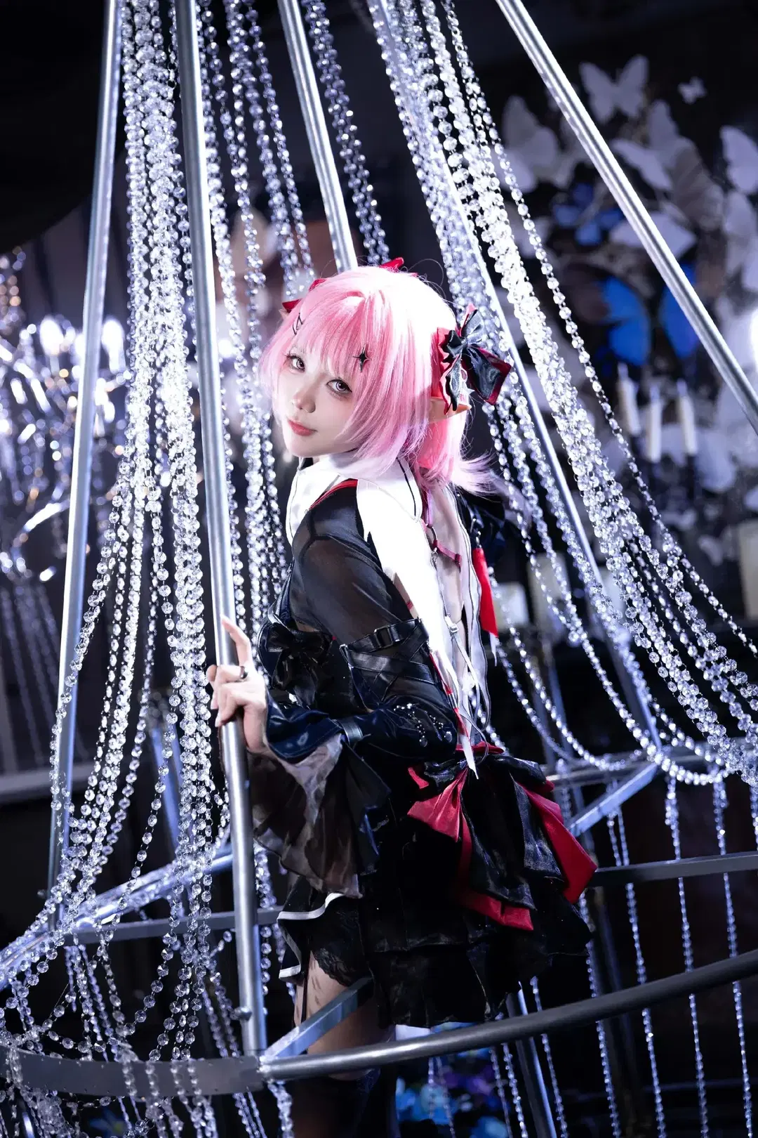【レミエール コスプレ】ゼンレスゾーンゼロ ダークスタイル、革衣装と黒ストッキングが織りなすクラシックソファとの衝突 - 青空（棚拍版） - 3枚目