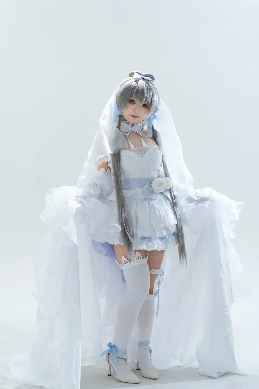 Luo Tianyi Bridal Dress Cosplay: Dynamic Posing Techniques Breakdown by 狸花 - Image 5