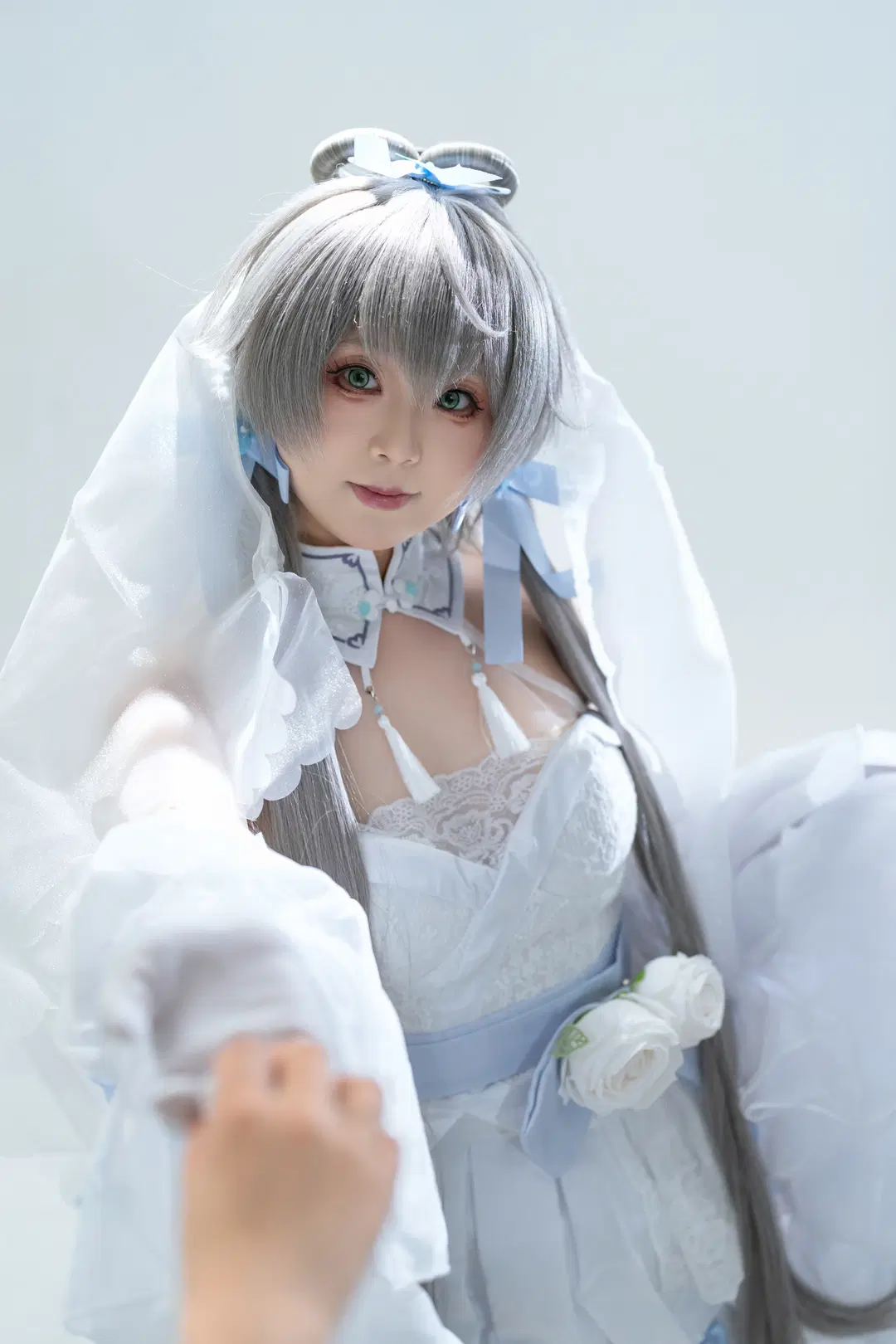 Luo Tianyi Bridal Dress Cosplay: Dynamic Posing Techniques Breakdown by 狸花 - Image 7