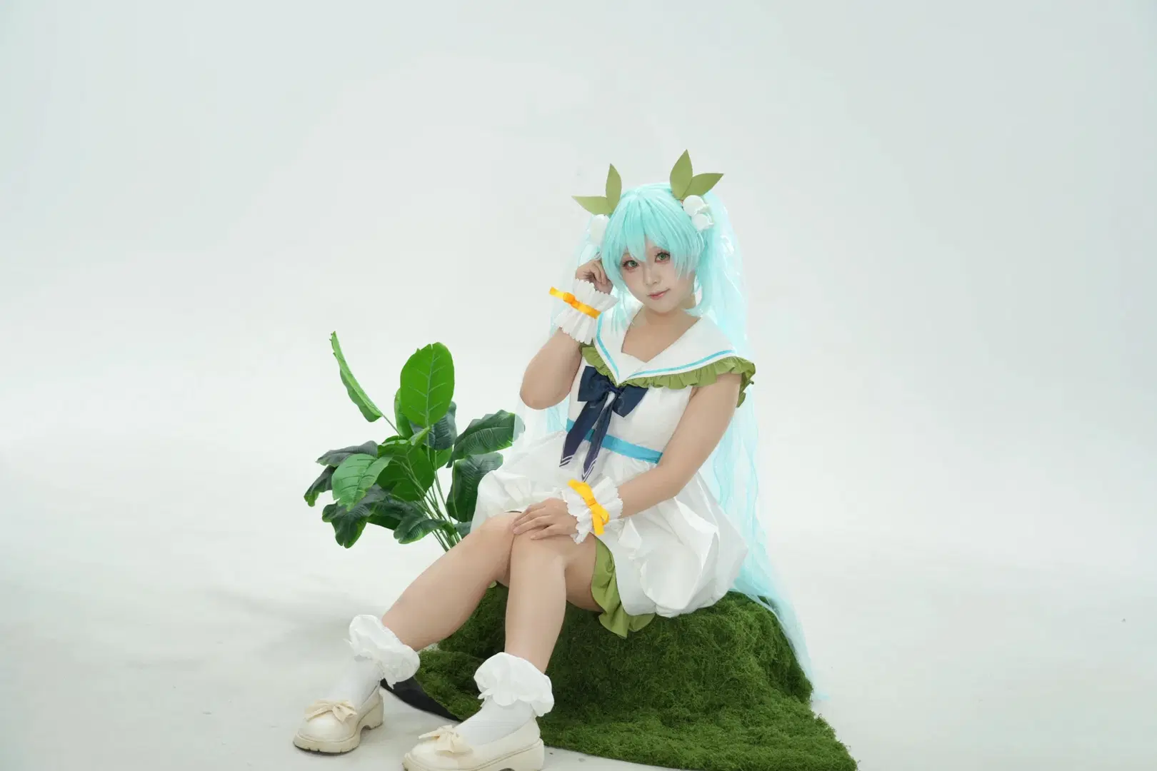 拍照姿势, 坐姿参考, 初音cos, 棚拍写真, 水手服少女
