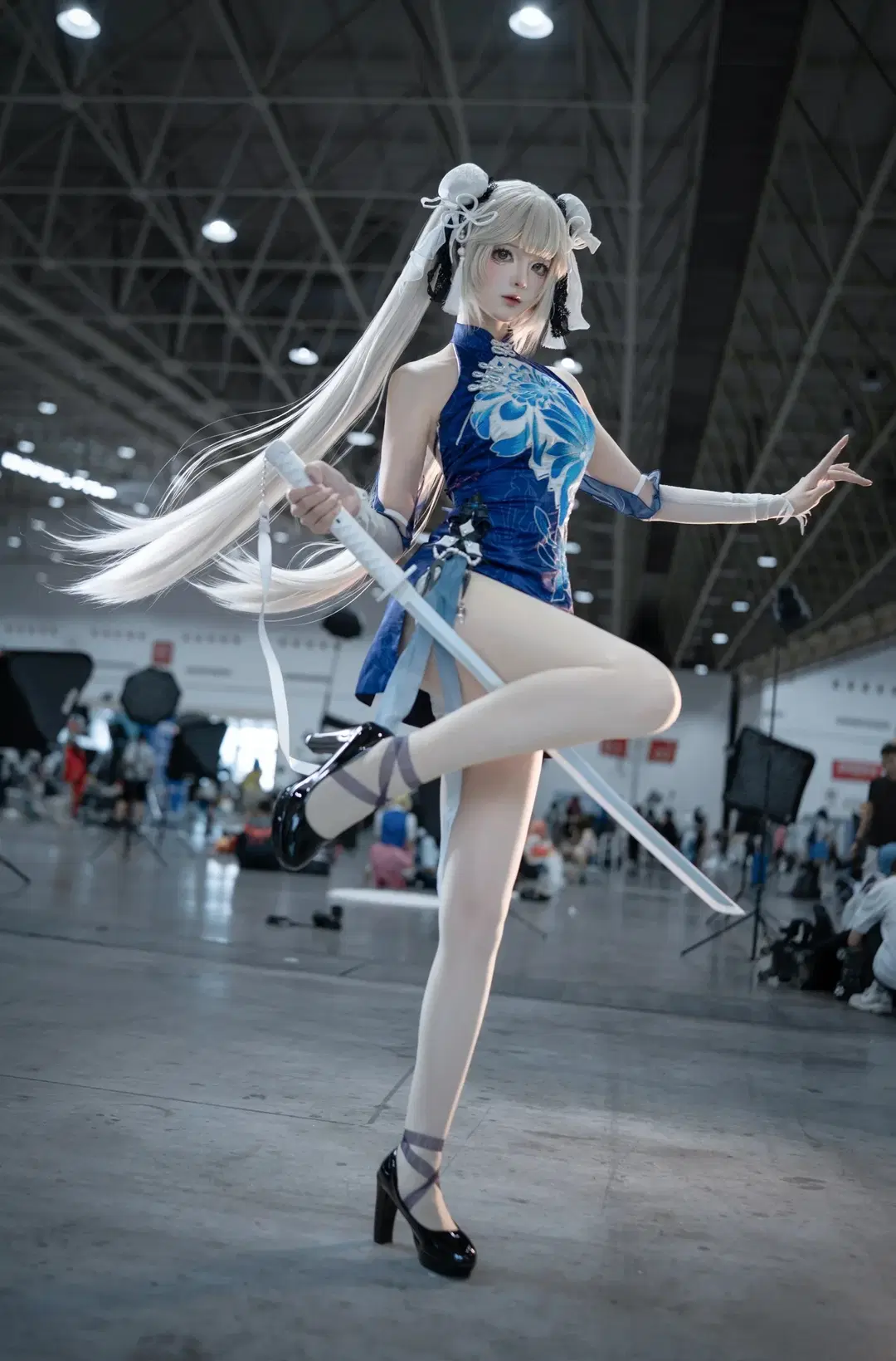 【Yin Ziping cosplay】NARAKA: BLADEPOINT Lanting Yue: Flowing Blue-and-White Qipao Exuding Eastern Wuxia Beauty by 沫沫子_ - Image 2