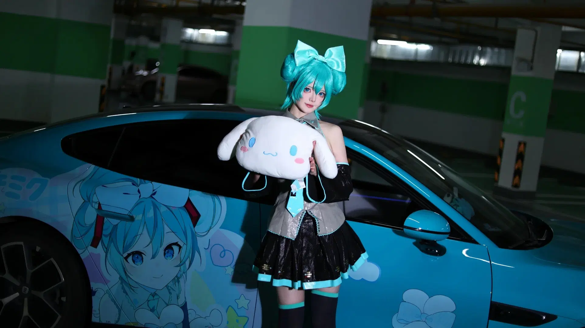 [Hatsune Miku cosplay] Gulf Blue Wrap: Capturing Exquisite Texture in an Underground Garage by 沫沫子_ - Image 2