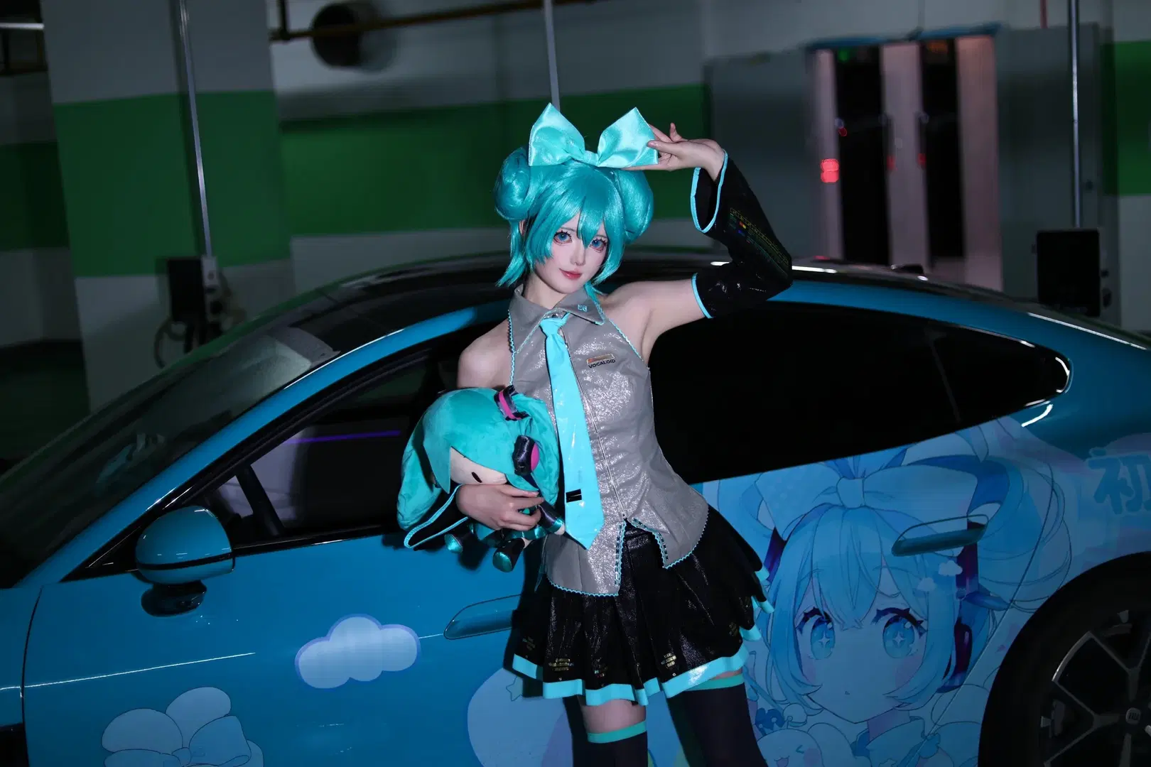 [Hatsune Miku cosplay] Gulf Blue Wrap: Capturing Exquisite Texture in an Underground Garage by 沫沫子_ - Image 4