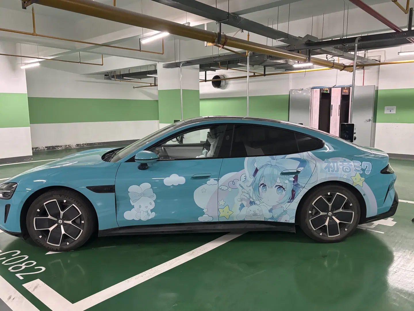 [Hatsune Miku cosplay] Gulf Blue Wrap: Capturing Exquisite Texture in an Underground Garage by 沫沫子_ - Image 5