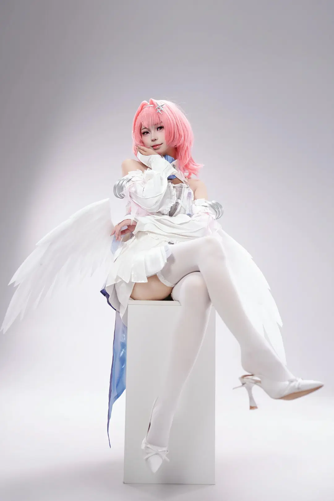 [Remielle cosplay] Zenless Zone Zero White studio photography Photoshoot: Angel wings Paired with White stockings by 不负浪漫与九 - Image 3
