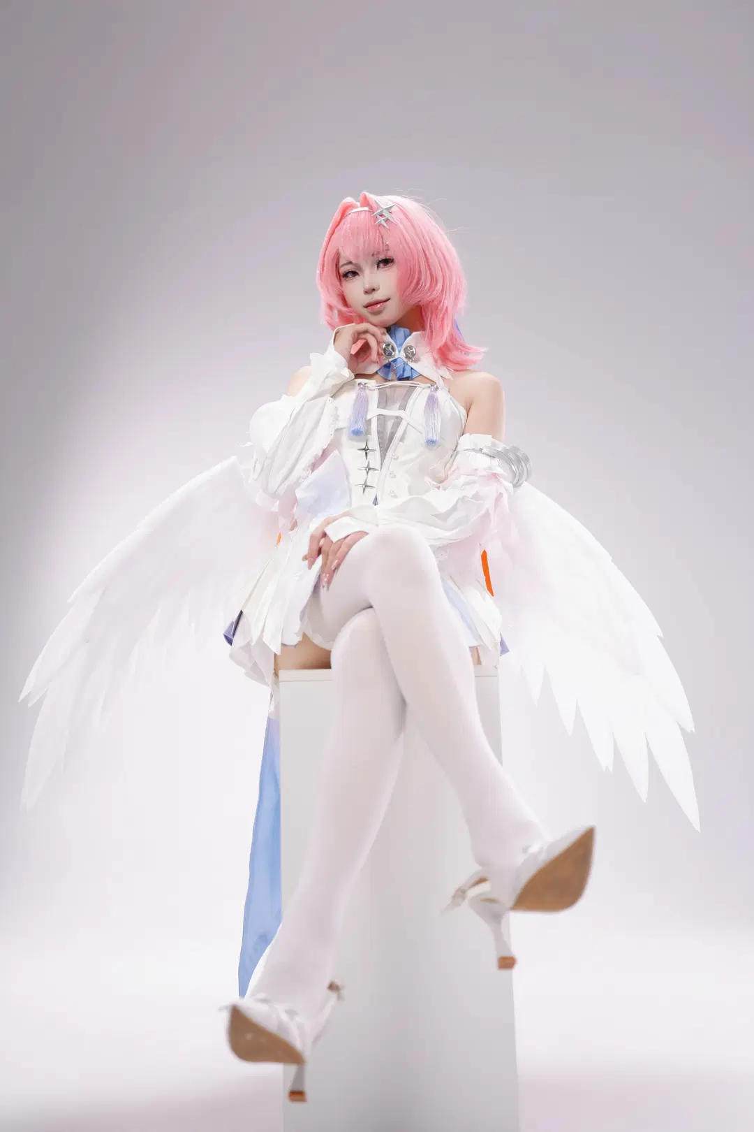 [Remielle cosplay] Zenless Zone Zero White studio photography Photoshoot: Angel wings Paired with White stockings by 不负浪漫与九 - Image 4