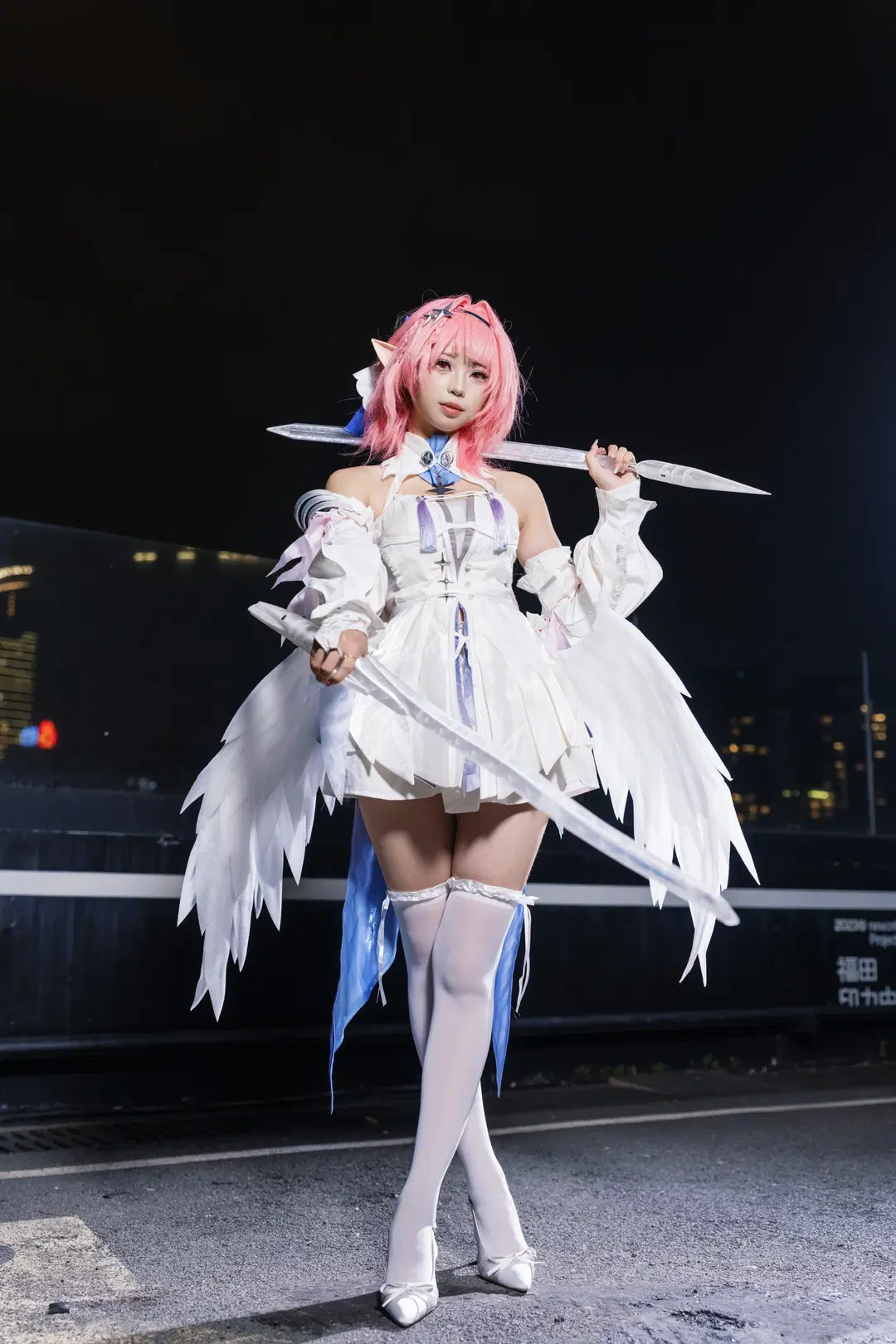 【蕾米埃尔cos】绝区零夜色下的白翼精灵 - 不负浪漫与九 - 第3张