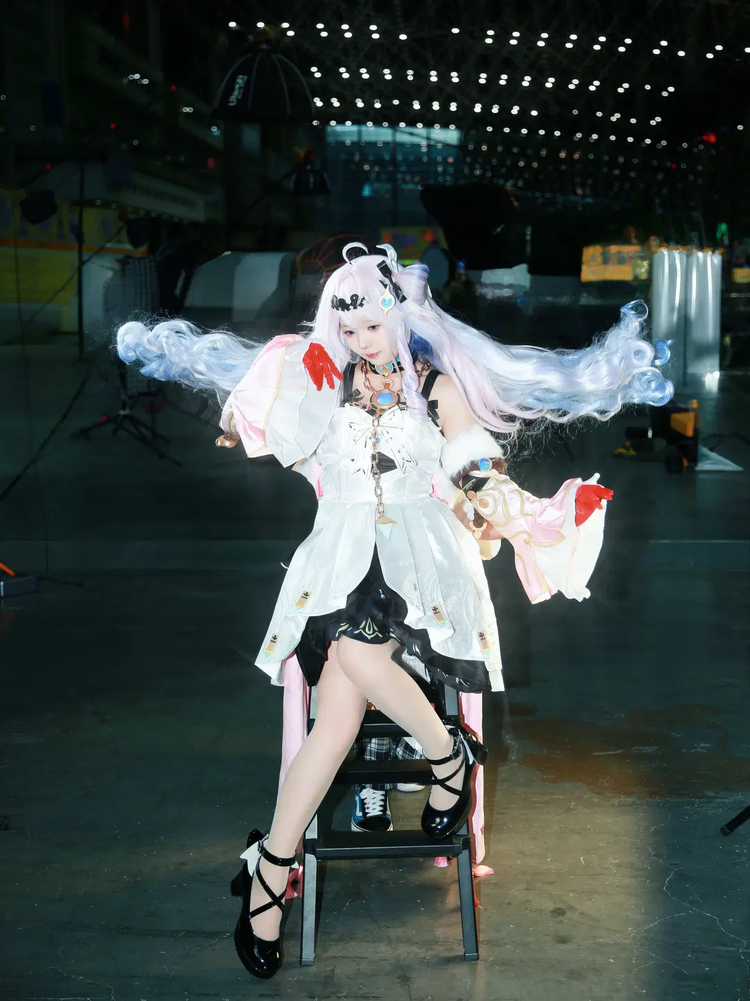 イベント写真：グラデーションロングヘアと白ドレスが織りなす極上の空気感 - D迷 - 2枚目