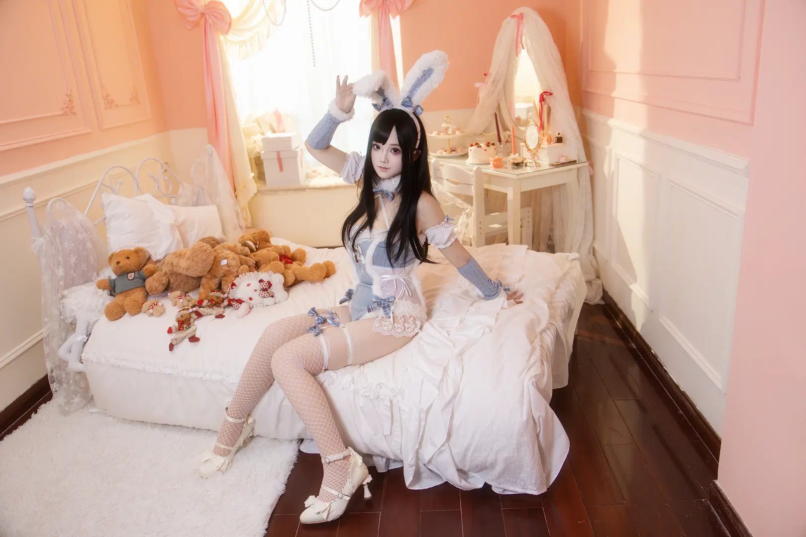 蓝白格纹兔女郎装扮的卧室甜美写真 - 星期 - 第3张