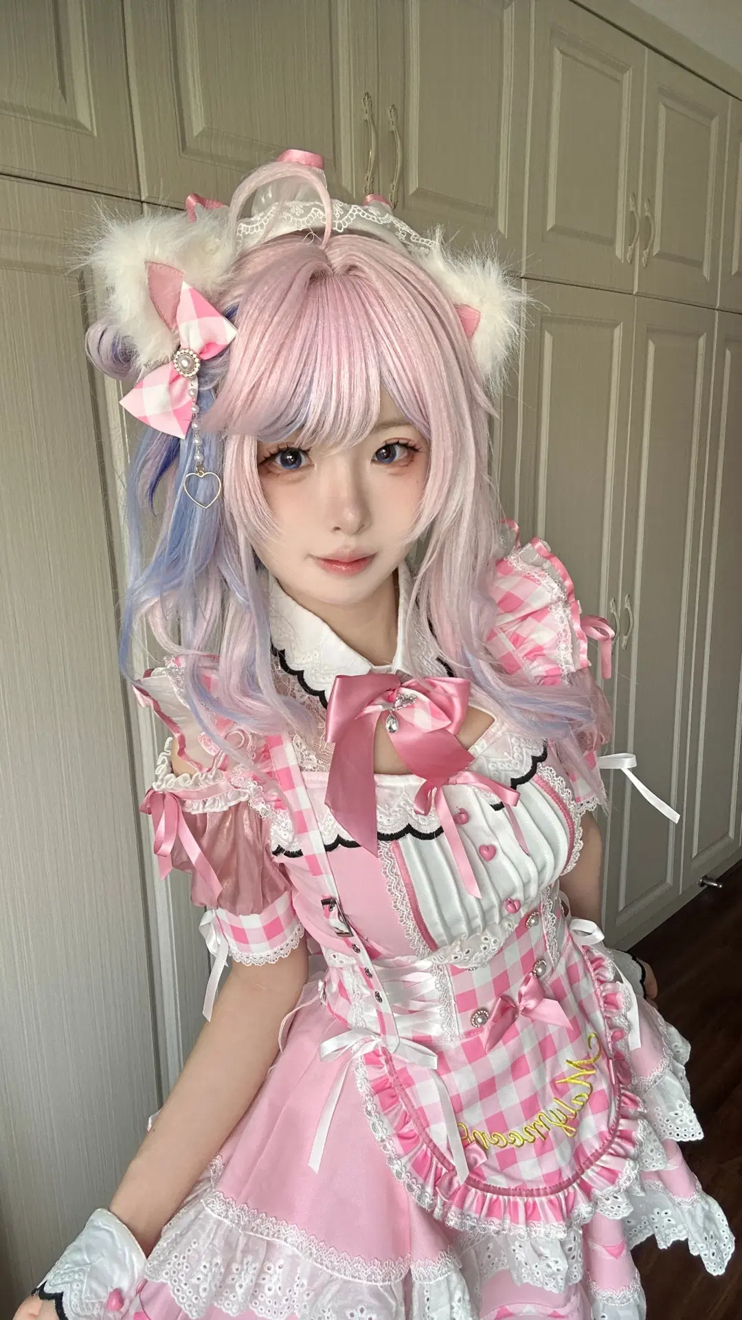 【ダーニャ コスプレ】鳴潮 ピンクのメイド服の室内撮影の記録 - 月落不成眠 - 2枚目