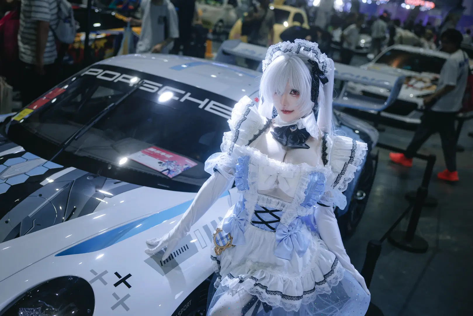 【痛車×アニメイベントのコスプレ】黒白ツートンヘア＆赤黒ジャケットの黒タイツ コーデ写真 - ZacsSnow - 2枚目